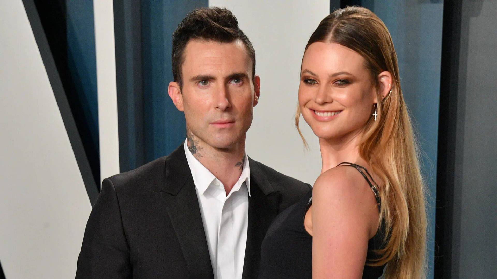 Adam Levine y Behati Prinsloo se conocieron a través de un amigo en común que los presentó porque el cantante buscaba a una mujer que participara en un video musical de Maroon 5. Comenzaron su relación en 2014 y se casaron. La pareja se lleva 10 años de diferencia.