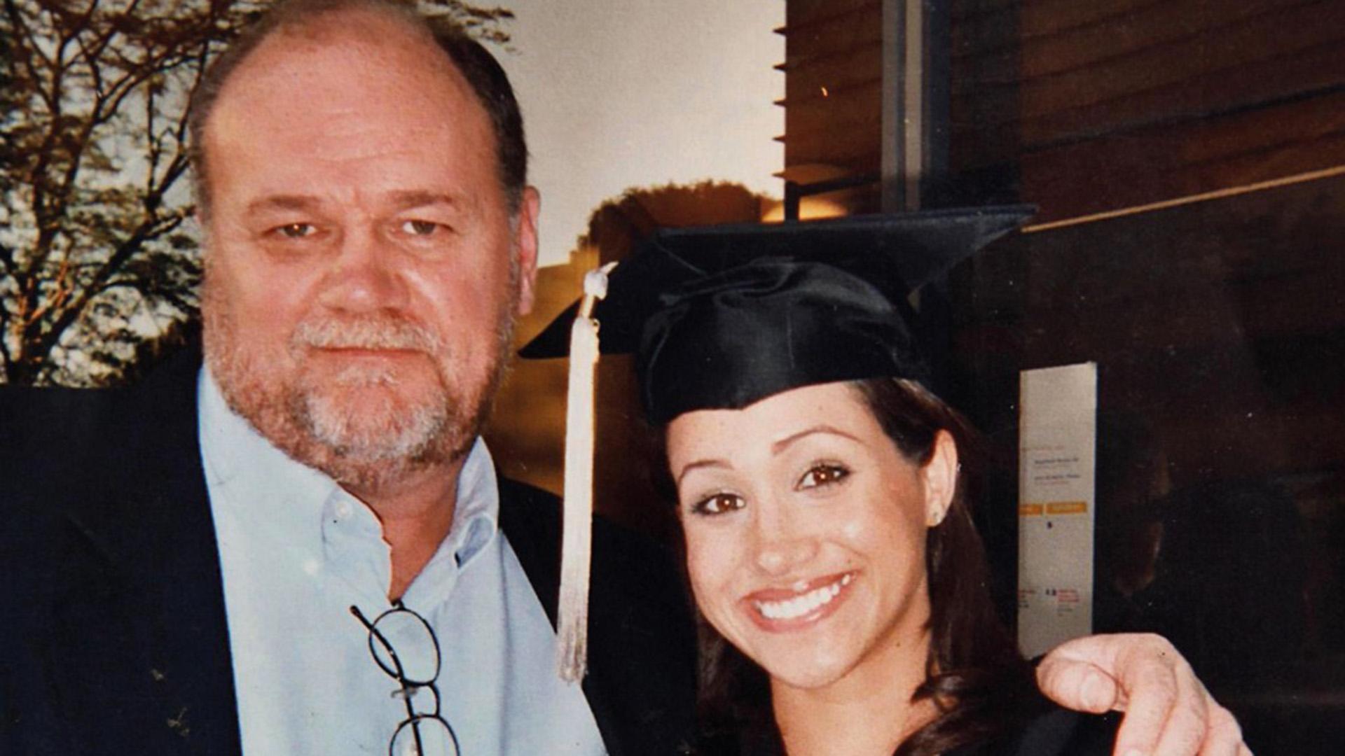 El padre de Meghan vendió fotografías actuadas por más de 100 mil dólares. Además, dejó plantada a su hija el día de su boda. Harry se sintió responsable de ello y afirma que si él no hubiera conocido a Markle ella tendría todavía a su padre. 