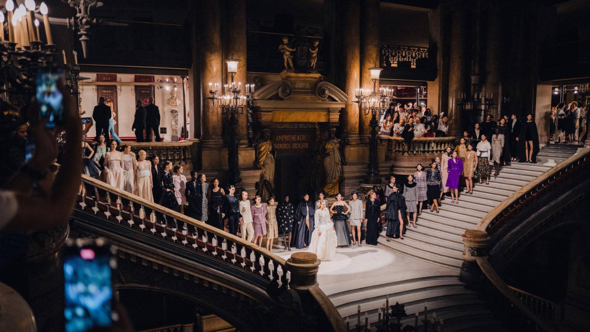 Presentada por el Fashion Creation Studio, la colección Alta Costura Otoño-Invierno 2024/25 de Chanel rinde homenaje al Palacio Garnier, en París. Se trata de una colección sofisticada, lujosa y teatral, que se reveló en los pasillos exteriores que rodean el auditorio, transformado para la ocasión en palcos de ópera de terciopelo rojo.