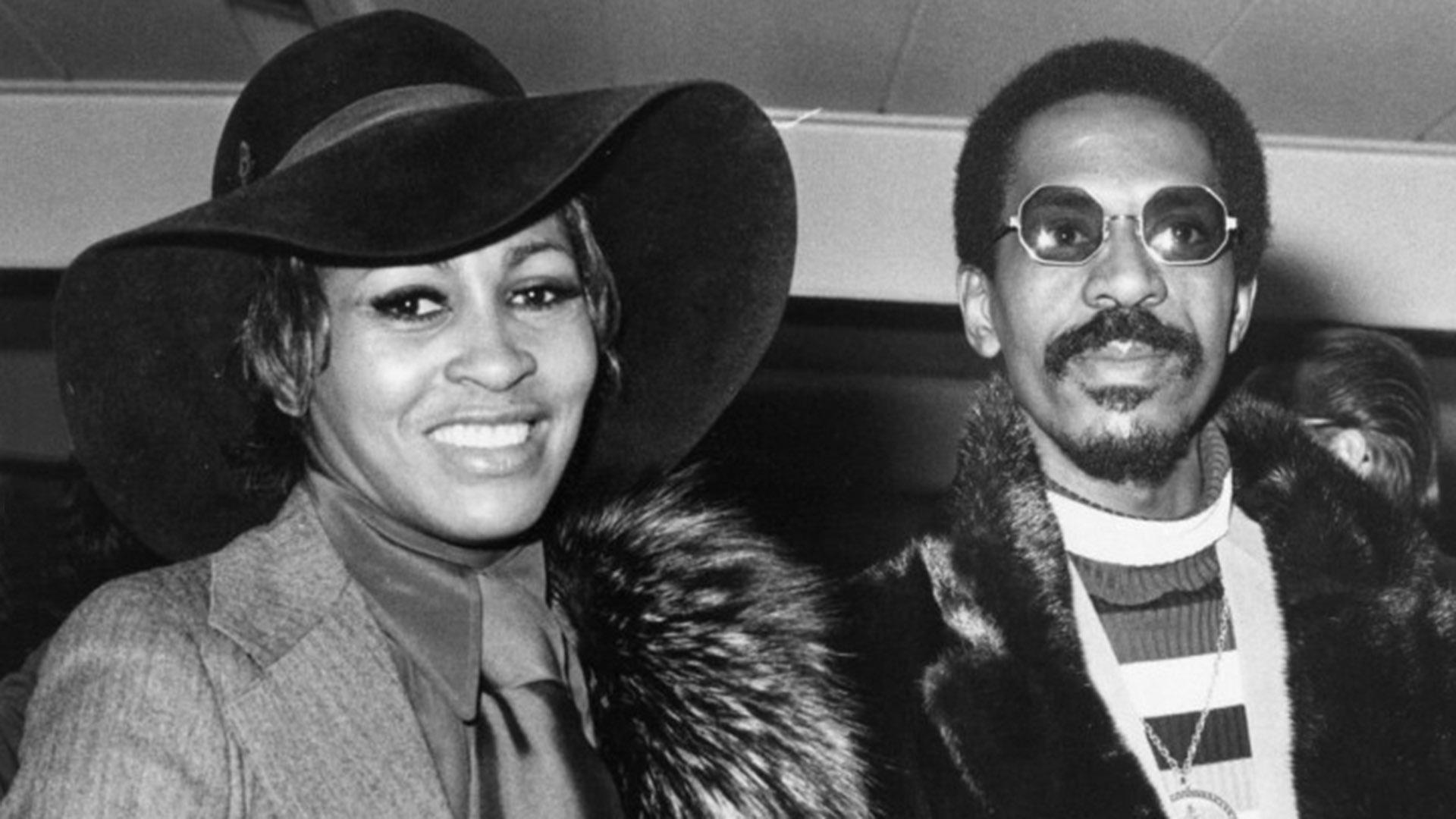 <i><b>Obligada a ser madre por segunda vez</b></i>Después del abandono de Raymond, Tina comenzó a relacionarse más con Ike Turner, quien era su manager y quien tiempo después se convertiría en su esposo. Su relación comenzó con abusos, tanto así que el día de su boda la obligó a asistir a un burdel. A dos años de tener su primer hijo, Ike forzó también a Tina a embarazarse y luego de dar a luz la obligó a presentarse en un show.