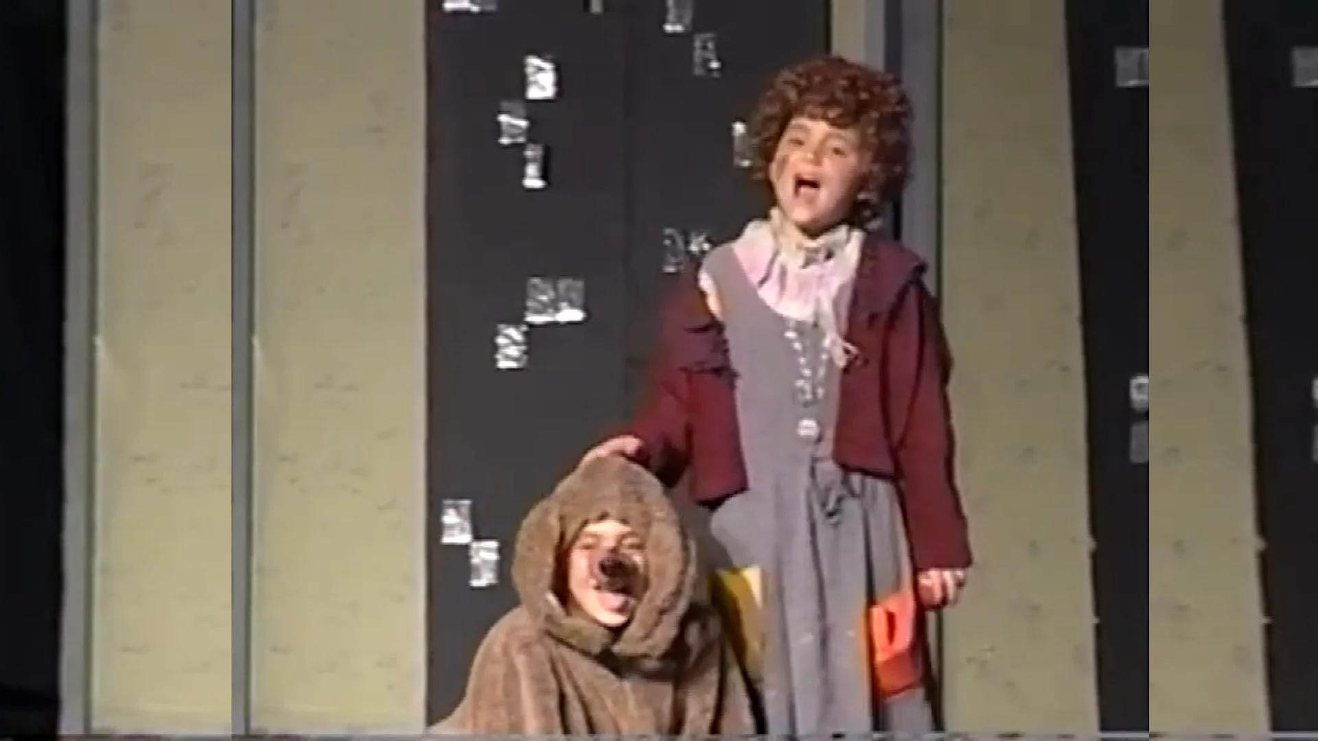 Tuvo su primer papel en la obra musical <i>Annie</i>, en el cual fue la protagonista. 