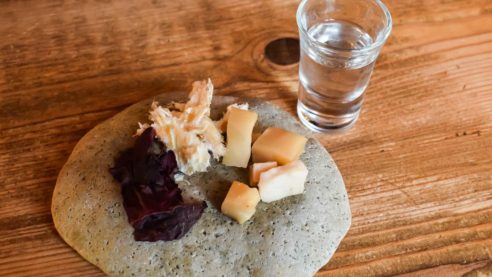 El Hakarl es un bocadillo de Islandia que está compuesto por carne de tiburón, tienen que dejar pasar 3 meses para fermentación y esperar 4 o 5 meses para que se seque. Al estar lista las cortan en cubos y le ponen palillo, así lo acompañan cuando beben licor. 