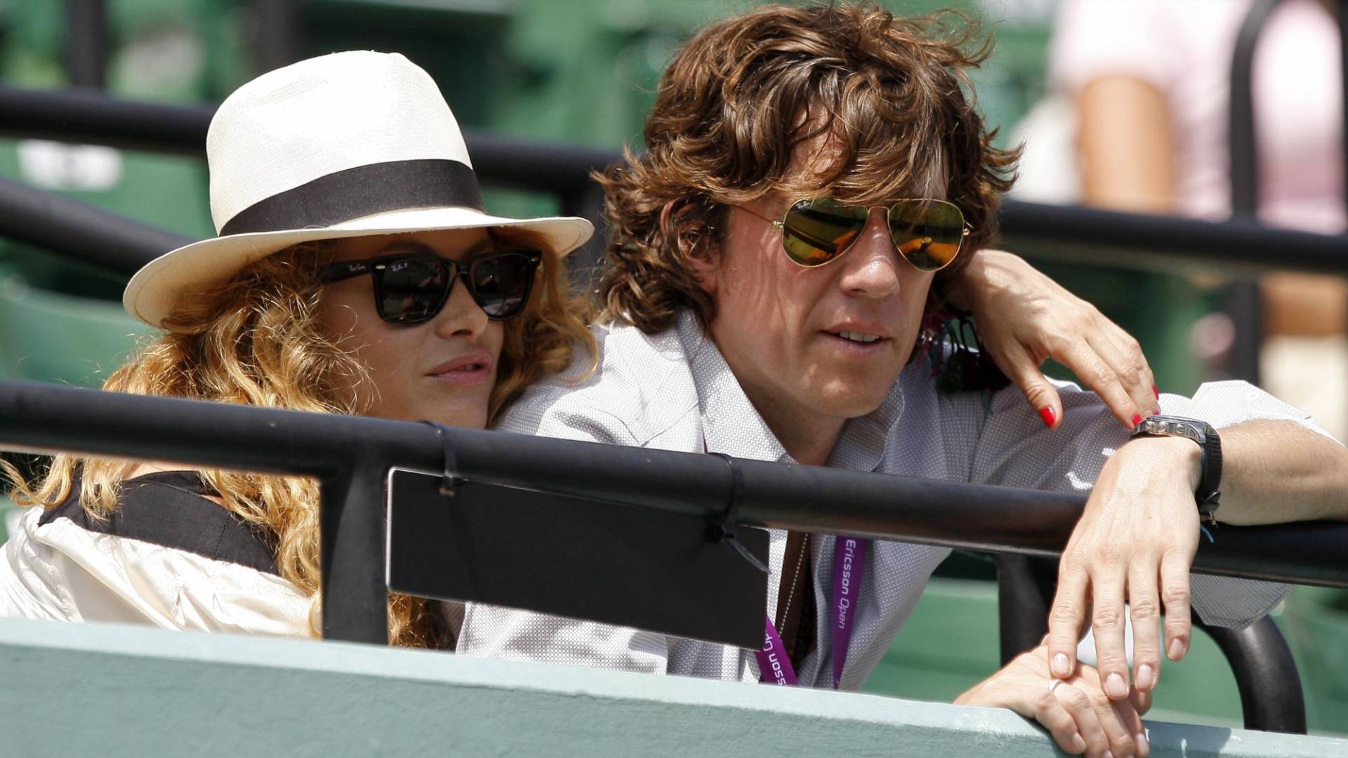  Paulina Rubio y Nicolas Colate Vallejo Najera no se pueden ver ni en “pintura” , se divorciaron hace diez años. A pesar del tiempo transcurrido y del hijo en común, la comunicación entre ellos es a través de los abogados. 