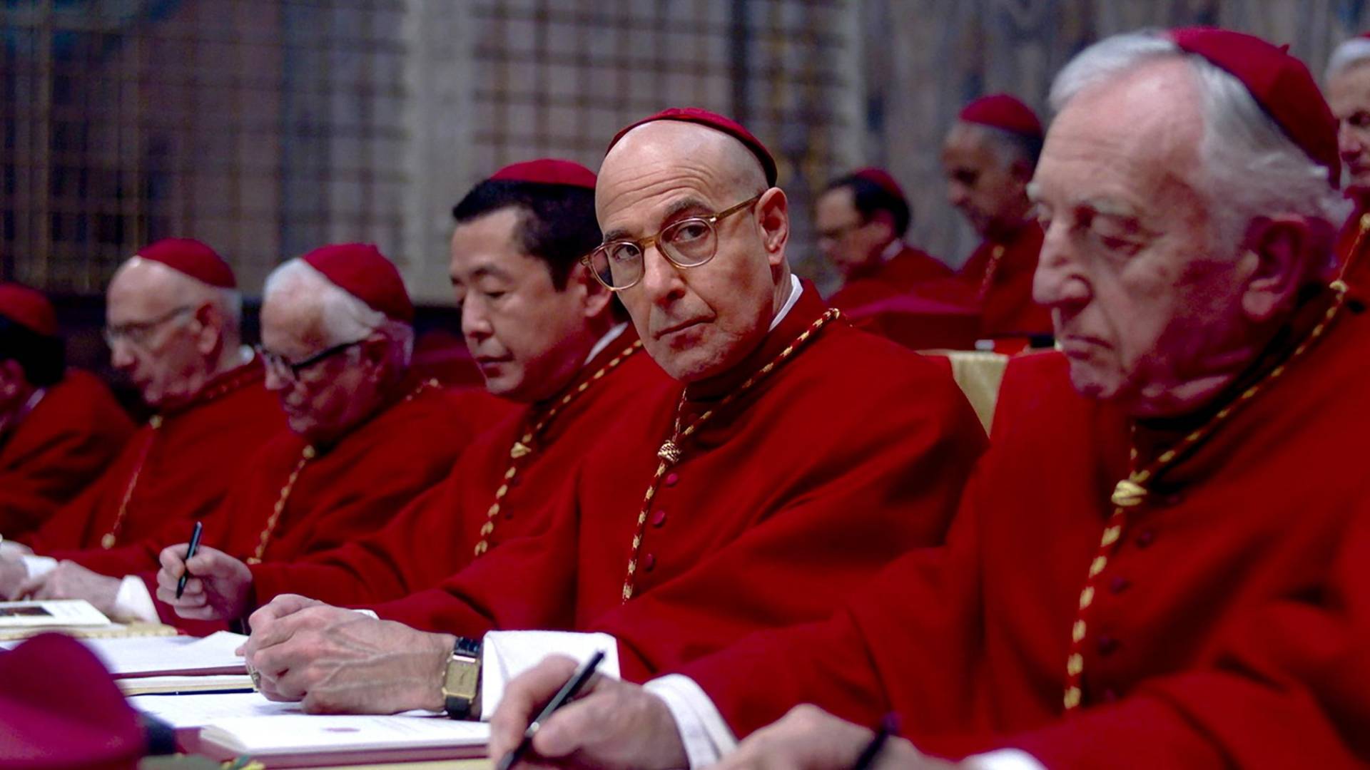 Además de la destacada actuación de Ralph Fiennes, “Cónclave” cuenta con un elenco estelar que incluye a Stanley Tucci como el Cardenal Bellini, un influyente cardenal con ambiciones propias. John Lithgow en el papel del Cardenal Tremblay, un veterano de la curia con secretos ocultos. E Isabella Rossellini, interpretando a la Hermana Agnes, una monja con un papel crucial en el desarrollo de los acontecimientos.