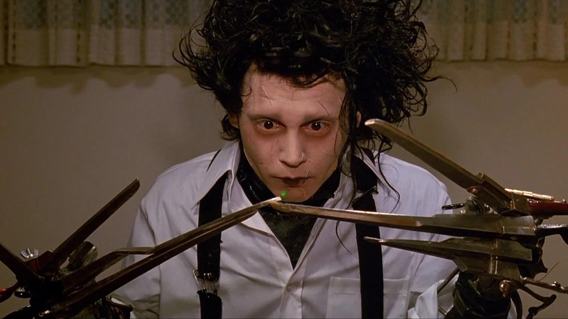 Edward Scissorhands es el mayor logro de Tim Burton, y marca un alejamiento significativo de sus películas más cómicas o orientadas a la acción que le dan a la estética excéntrica por la que es conocido. También es la primera vez que Tim Burton trabaja con Johnny Depp, quien protagonizara siete películas más. Depp interpreta a un joven con tijeras en lugar de manos que es acogido por una amable señora de Avon. Winona Ryder interpreta a la animadora rubia de la que Edward se enamora.