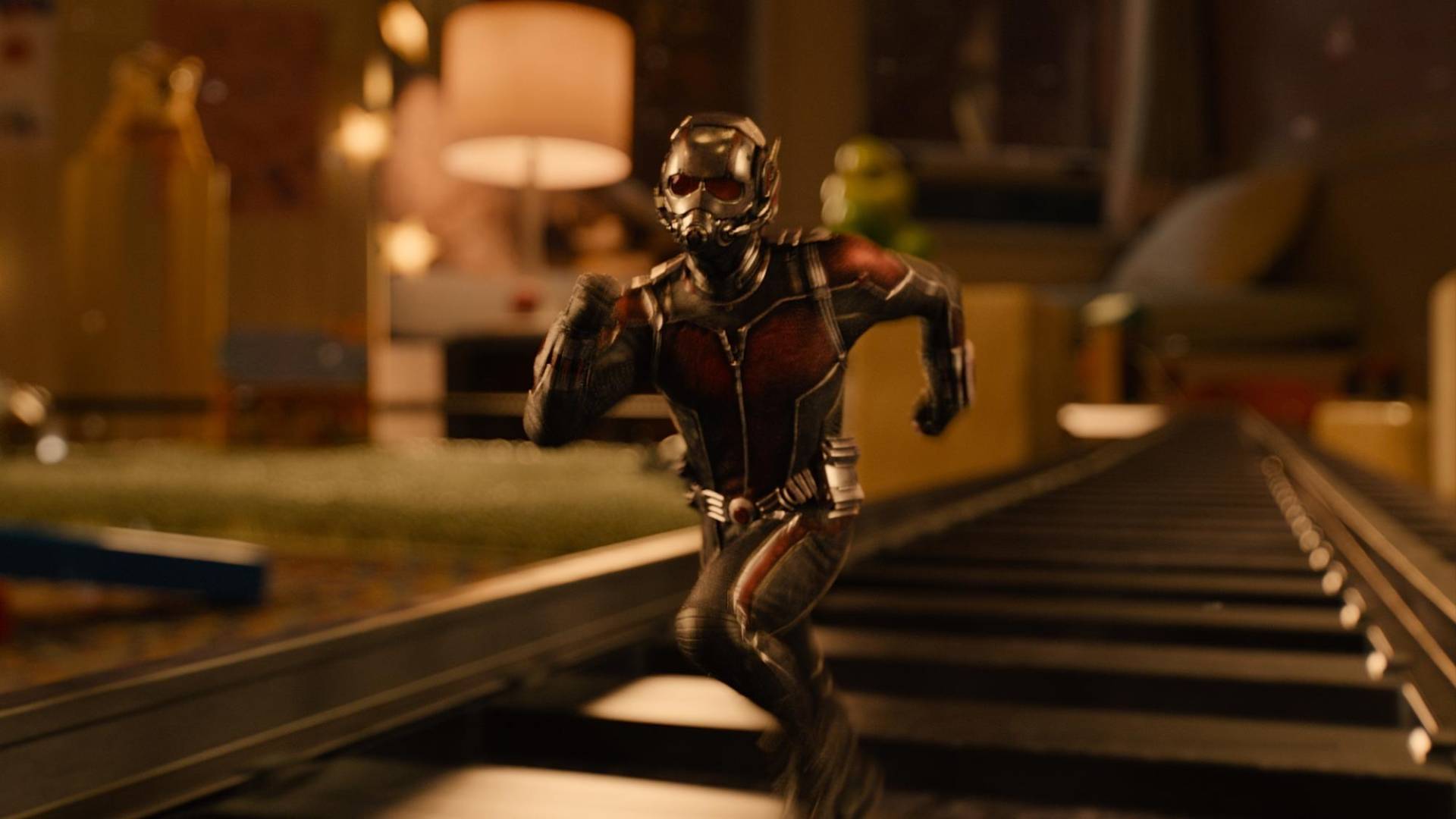 <b>Ant-Man</b> Marvel Studios trajo a la pantalla grande a un nuevo héroe con <i>Ant-Man</i>, dirigida por Peyton Reed y protagonizada por Paul Rudd, quien interpreta a un ladrón convertido en superhéroe. 