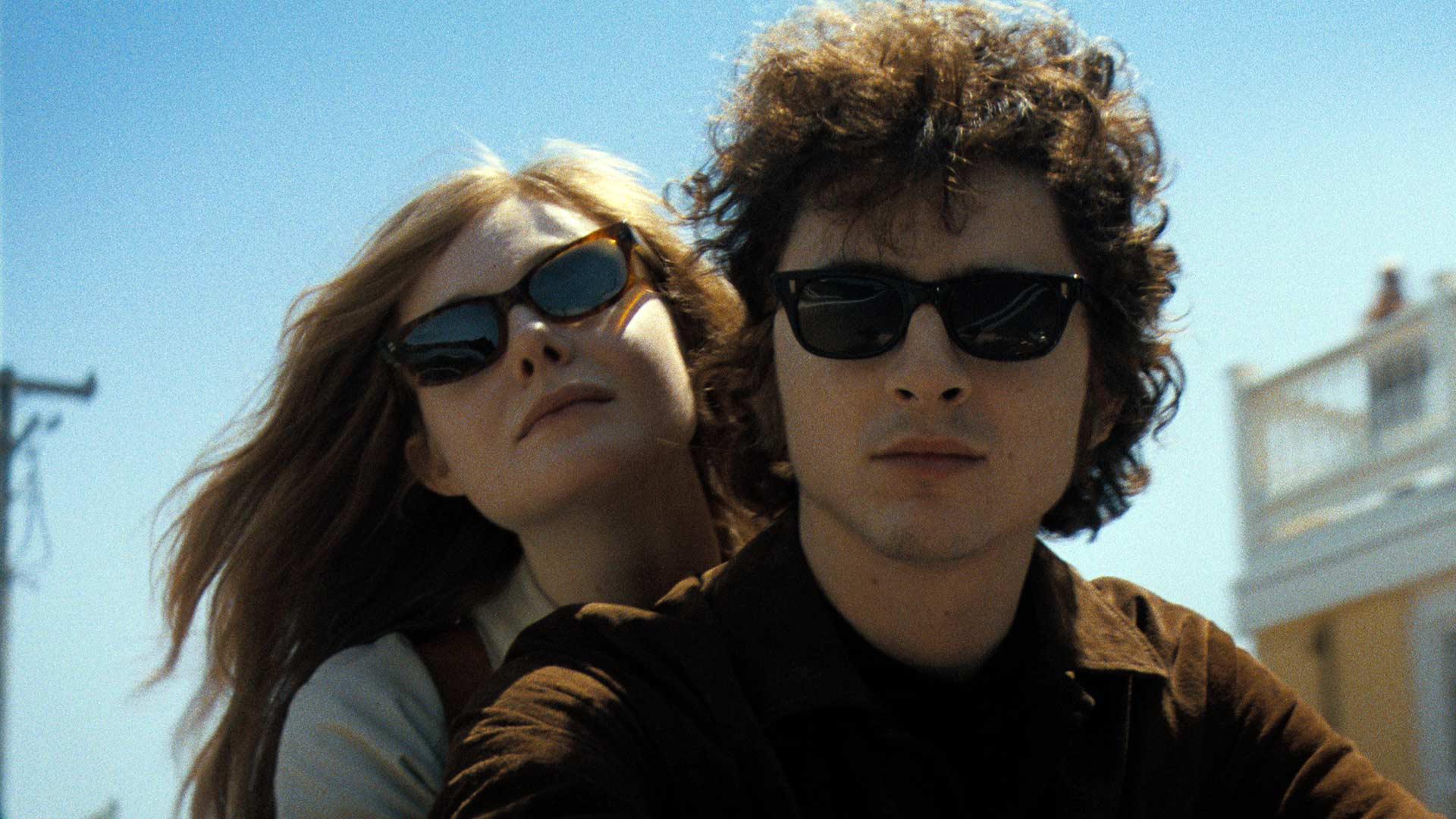 El filme cuenta con un elenco de renombre que aporta profundidad y autenticidad a la narrativa, entre ellos Timothée Chalamet como Bob Dylan, Monica Barbaro como Joan Baez, Edward Norton como Pete Seeger y Elle Fanning como Sylvie Russo.