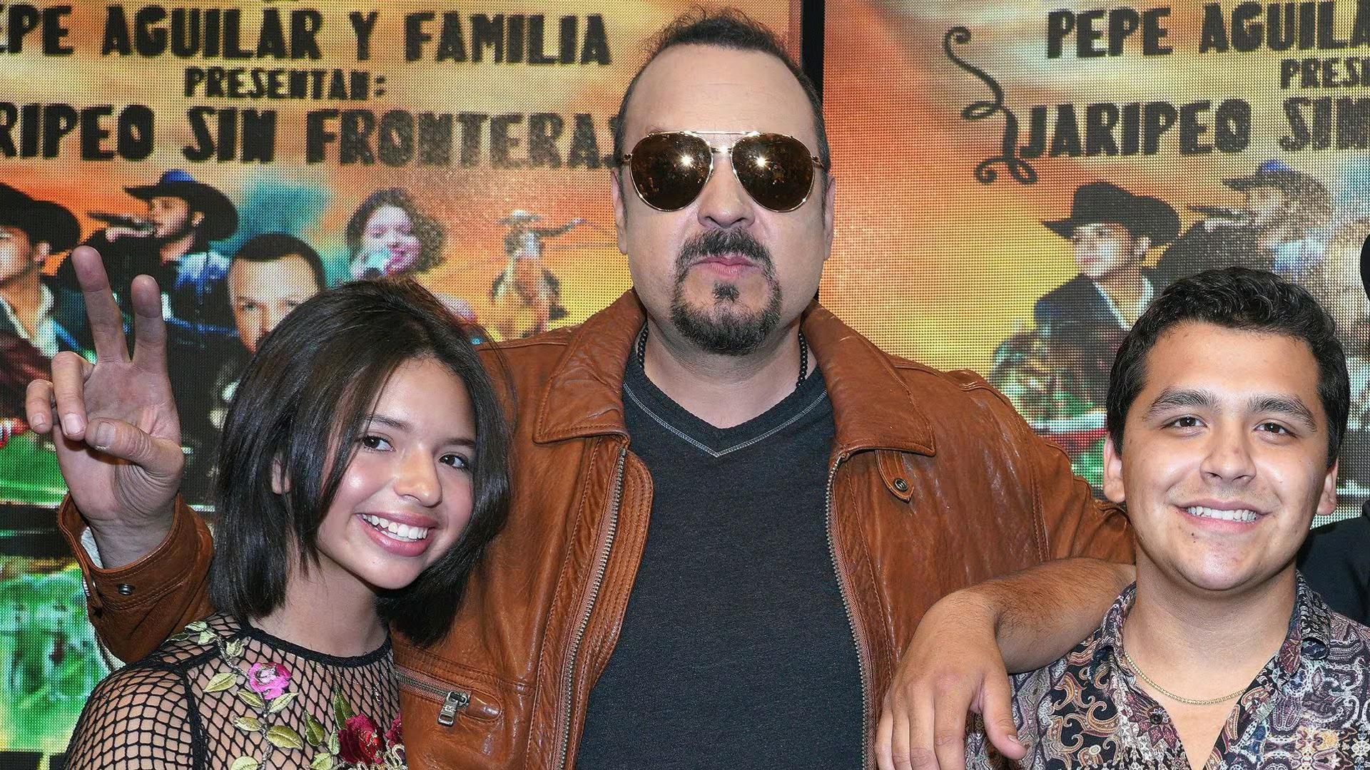 El cantante también comentó que él fue el cupido de esta pareja de casados, “yo lo contraté a él cuando era chiquillo, tenía 19 años, para una gira, ahí conoció a Ángela, pero ella tenía 14 años, no hubo nada entonces”, explicó. Añadió en tono de broma: “o sea que pudiera ser yo el culpable de que estos estén casados”. 