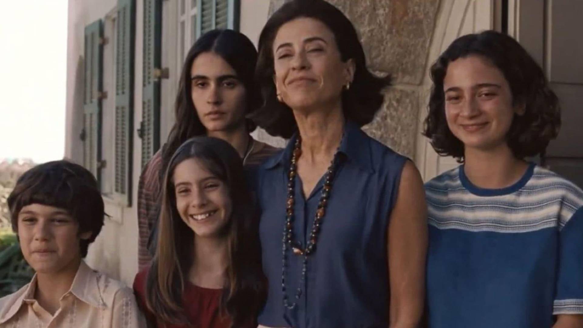 “I’m Still Here” está disponible en cines selectos y se espera su lanzamiento en plataformas de streaming en los próximos meses.