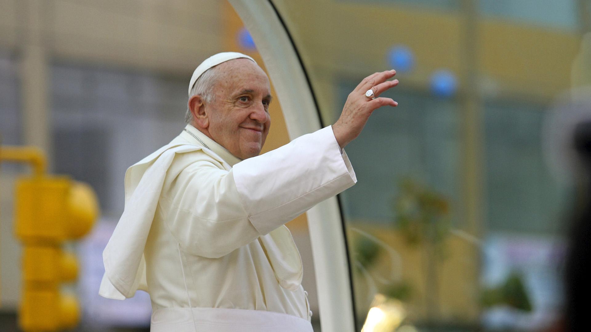 En un movimiento sin precedentes, en enero de 2025, el Papa nombró a la hermana Simona Brambilla como prefecta del Dicasterio para los Institutos de Vida Consagrada y Sociedades de Vida Apostólica, marcando la primera vez que una mujer lidera un organismo vaticano de tal envergadura. Este nombramiento reflejó su compromiso con la inclusión y el reconocimiento del papel vital de las mujeres en la Iglesia.