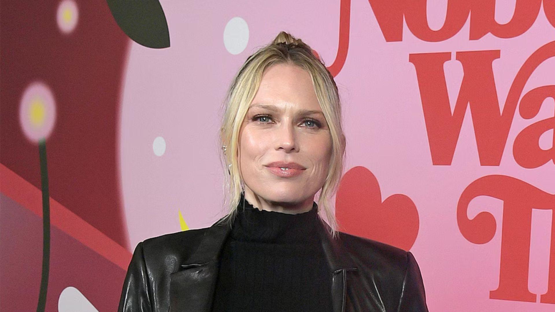 Es importante resaltar que lo que vemos no es 100% ficción. Erin Foster, la creadora de la serie, reveló en el podcast que tiene que con su hermana que ella se inspiró de su relación para Nobody Wants This.