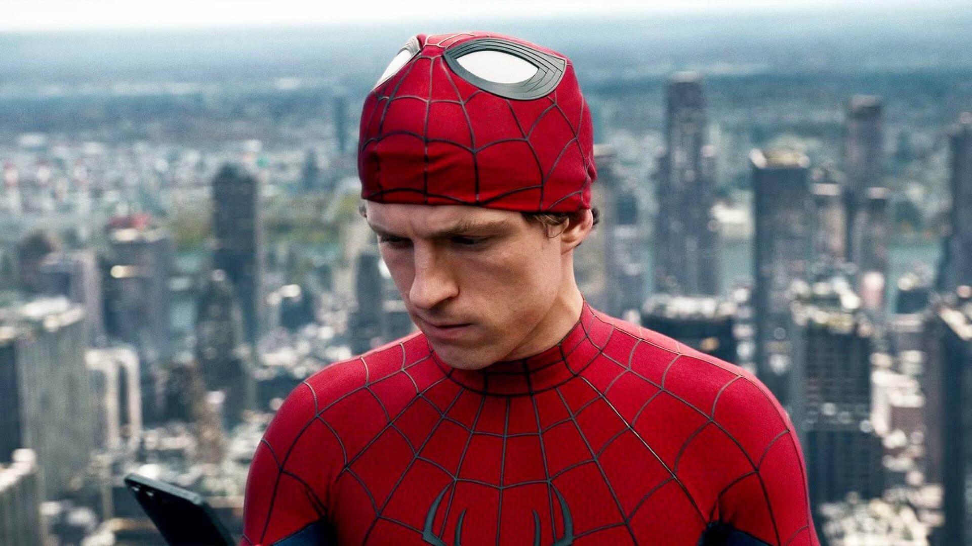 La cuarta película de Holland como Spidey toma lugar años después de lo ocurrido en <i>Spider-Man: No Way Home</i> (2021), donde Doctor Strange borra a Peter Parker de la memoria de todos. En <i>Brand New Day</i>, el Hombre Araña continúa con sus responsabilidades como el héroe de Nueva York, pero ya nadie conoce al hombre detrás de la máscara.