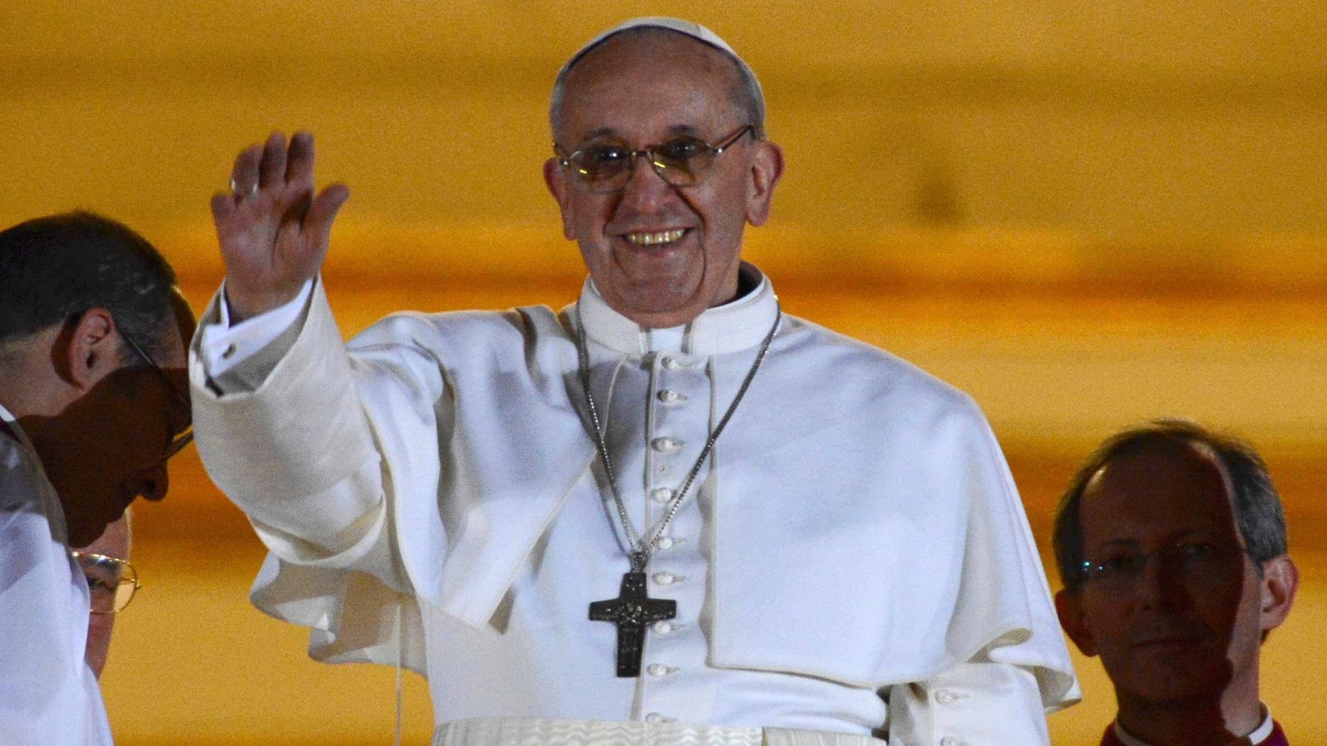 <b>Su primera aparición en el balcón del Vaticano. </b>Sin gestos grandiosos ni ornamentos excesivos. Con una sencilla sotana blanca y un “buenas noches” que rompió protocolos, Francisco se presentó al mundo como un pastor cercano. Antes de bendecir, pidió ser bendecido.