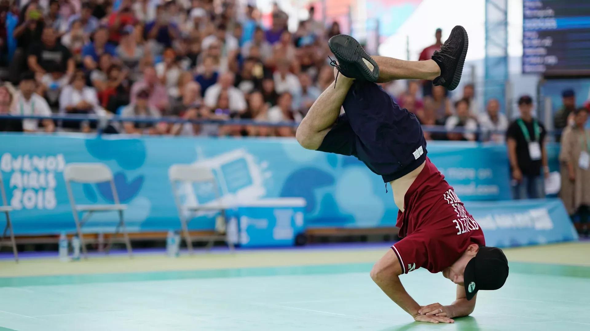 Debido a la combinación de atletismo y danza urbana, por primera vez el break dance estará compitiendo en los juegos. Esta disciplina nació en la década de 1970 en las comunidades afroamericanas de los barrios neoyorquinos como Bronx y Brooklyn. La competencia se desarrollará en batallas en solitario y los bailarines tendrán que improvisar con las pistas del DJ.