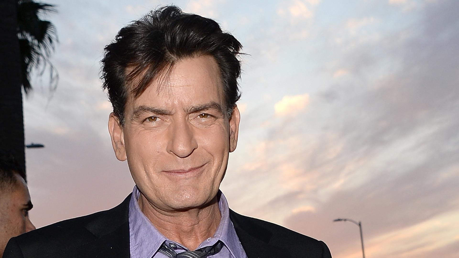 Entra y sale a cada rato de los centros de rehabilitación Charlie Sheen El actor, que por esta problemática fue despedido de la serie <i>Two and a hald men</i>, lucha con esta enfermedad hace muchos años. 