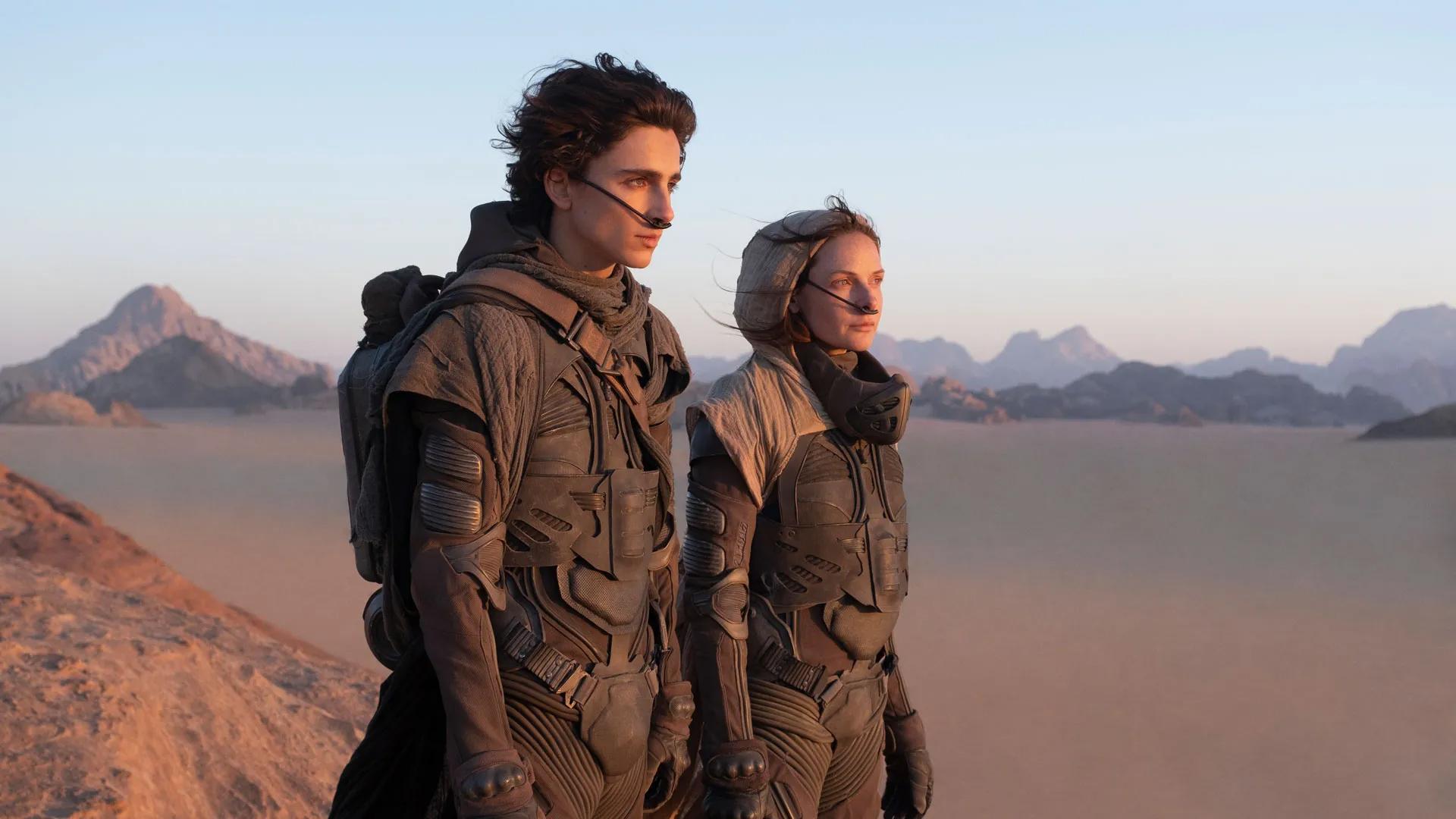 “Dune: Parte Dos” retoma la historia de Paul Atreides (interpretado por Timothée Chalamet) y su madre, Lady Jessica (interpretada por Rebecca Ferguson), mientras se integran en la comunidad Fremen en el desértico planeta Arrakis.