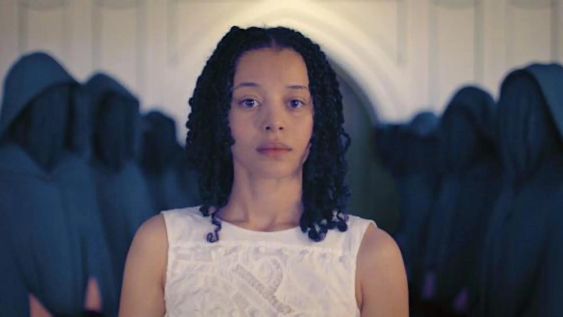 Basada en la novela Los Testamentos de Margaret Atwood, esta nueva adaptación retoma el universo distópico de The Handmaid’s Tale, quince años después de los acontecimientos originales. La historia se construye a través de los testimonios de tres mujeres, cuyas voces revelan las grietas internas del régimen de Gilead y el inicio de su posible caída. Con una narrativa intensa y profundamente política, la obra amplía el mundo creado por Atwood.