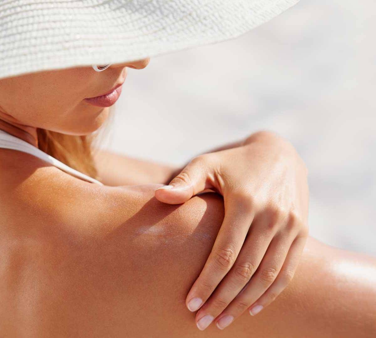 El sol, la playa, las vacaciones de verano... todo suena a plan perfecto hasta que tu piel te pasa la factura. Y es que, aunque amamos el bronceado dorado, un descuido bajo el sol puede terminar en enrojecimiento, ardor y hasta días de incomodidad. Pero tranquila: no todo está perdido. Con los cuidados adecuados, puedes sanar esas quemaduras solares y devolverle a tu piel su glow natural. ¿Lista para mimarte como te lo mereces? Aquí te contamos cómo hacerlo.