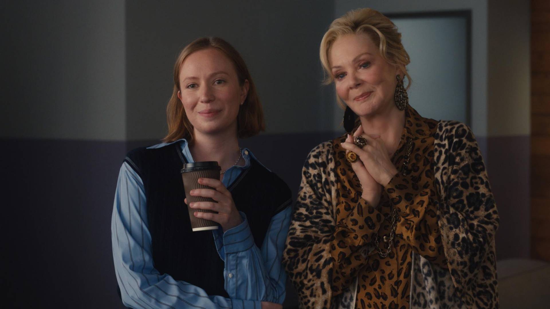 <b>Hacks (HBO Max)</b>La serie está protagonizada por Jean Smart como Deborah Vance, una comediante de monólogos, y Hannah Einbinder como Ava Daniels, su guionista de comedia, mientras navegan por la dinámica cambiante de su relación profesional y sus vidas personales en la industria de la comedia contemporánea. 