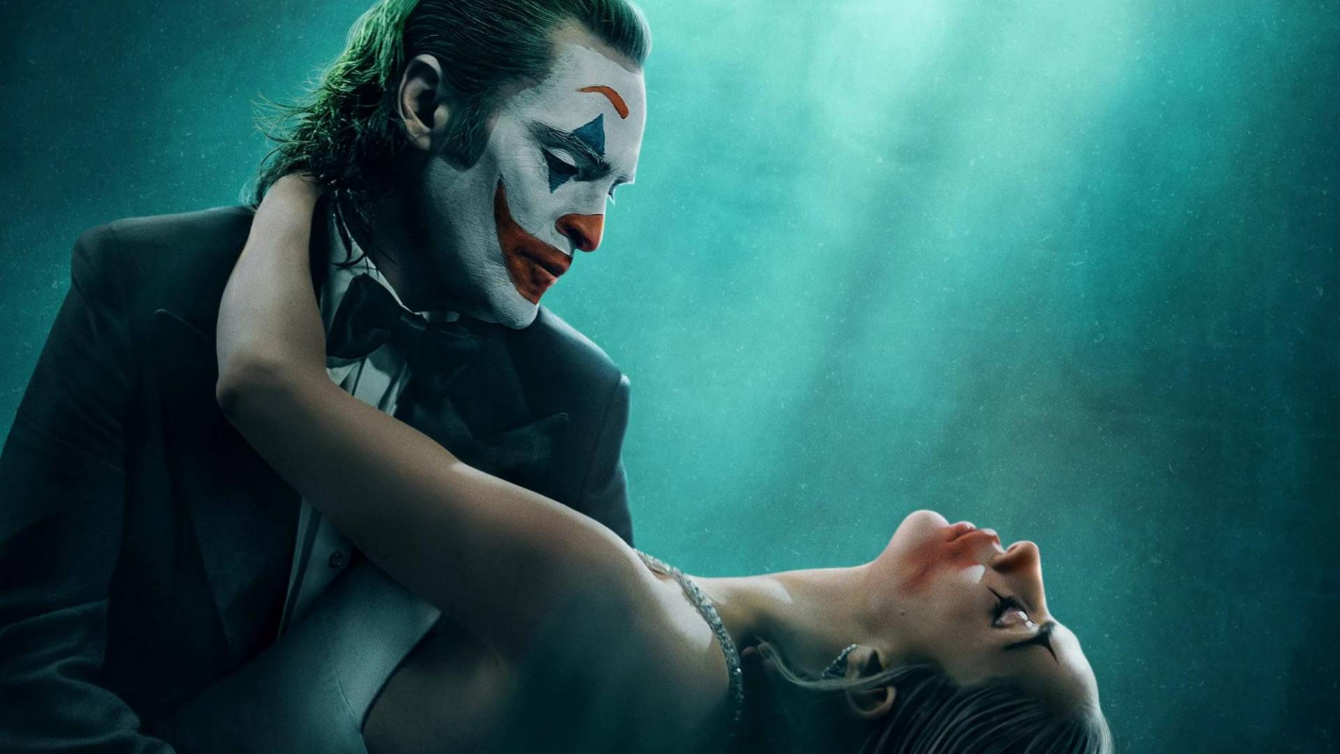 El regreso de Joaquín Phoenix y la tan esperada actuación de Lady Gaga como Harley Quinn se cumplen por fin en el estreno de Joker: Folie à Deux. La secuela empieza luego que a causa del caos creado, Arthur Fleck ha sido internado en Arkham y está a la espera de juicio por sus crímenes como Joker. Mientras lidia con su doble identidad, Arthur no sólo se topa con el amor verdadero, sino que también descubre la música que siempre ha estado dentro de él.