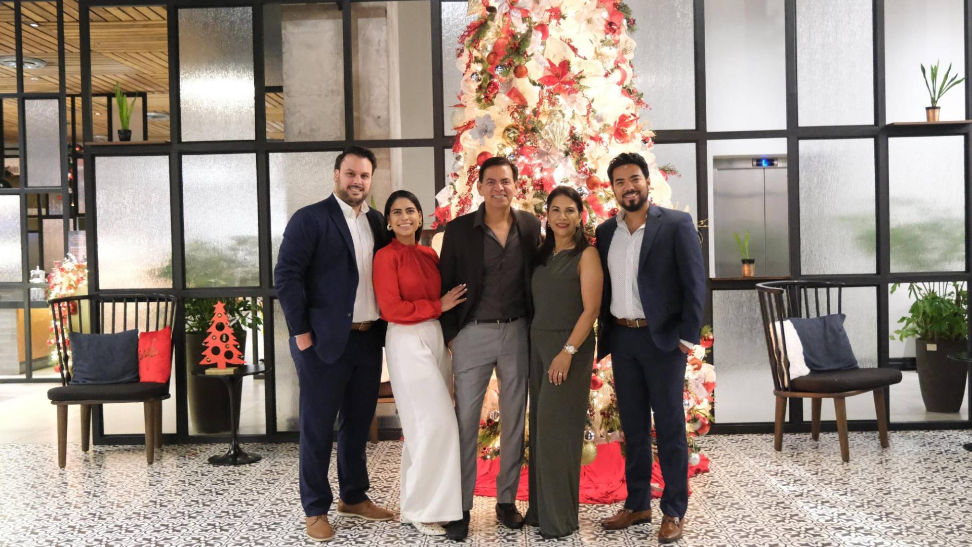 En un ambiente lleno de espíritu navideño, Xplore Rent a Car organizó una cena especial en el Hotel Hyatt de Tegucigalpa y San Pedro Sula para sus empleados. El evento, realizado con el propósito de reconocer la dedicación y compromiso de su equipo, se convirtió en un emotivo espacio de reflexión, celebración y unión.
