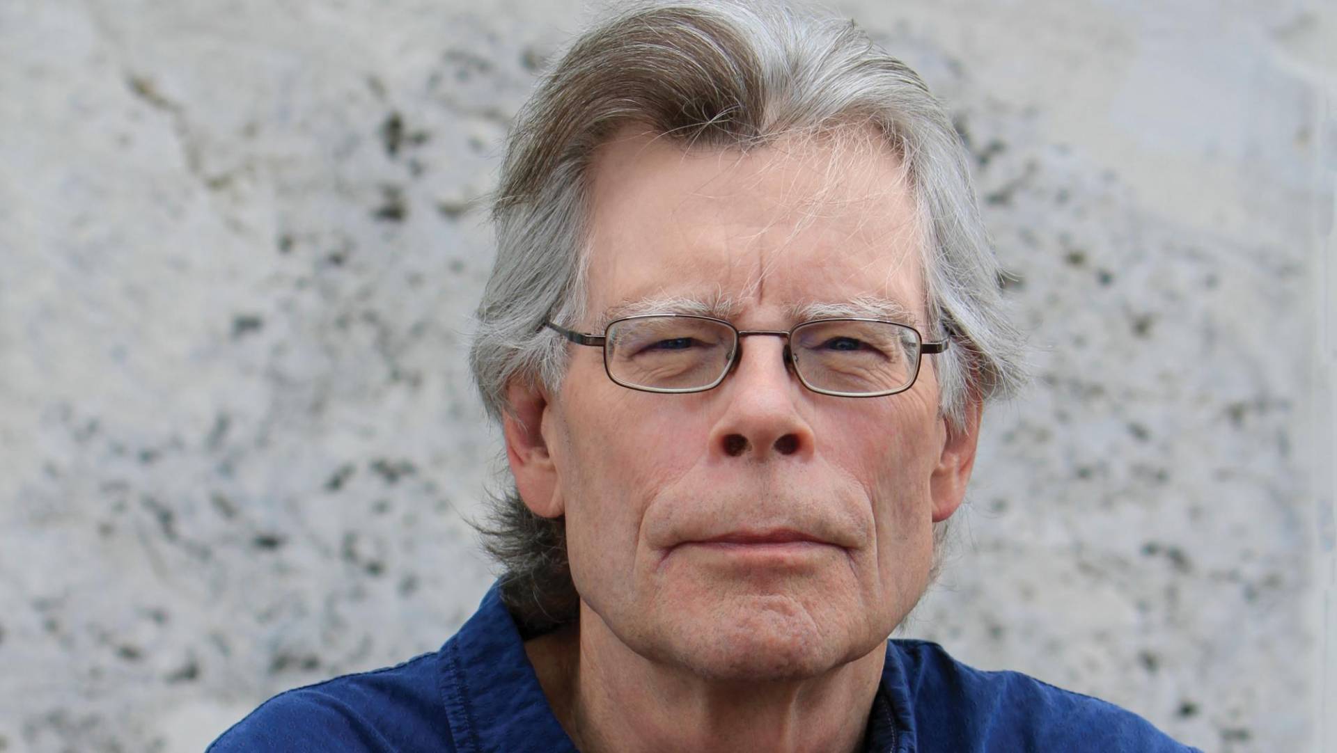Stephen King, antes de ser el gran autor de historias de terror, trabajó como conserje en una escuela secundaria, de hecho, el novelista manifestó que su época de conserje le brindó muchas ideas para crear sus escritos.