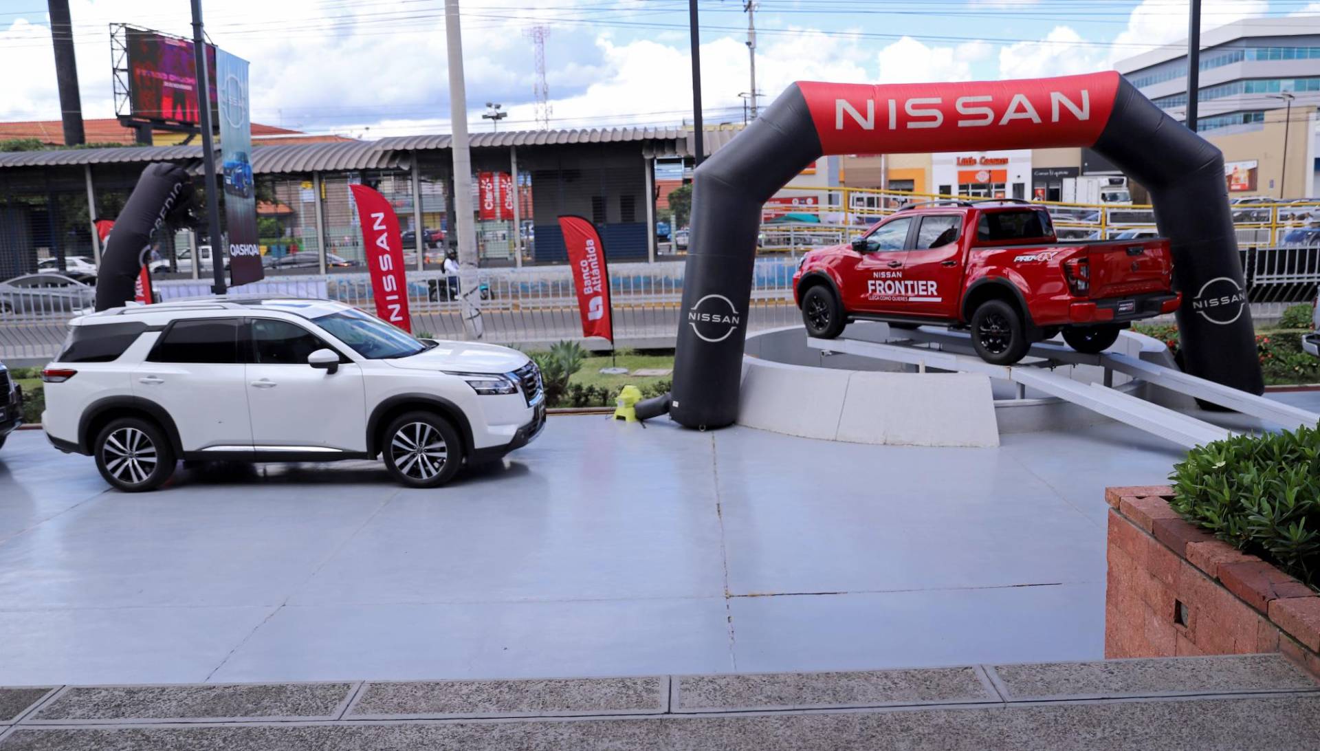 Nissan brilla en la feria Q Black Sales de Grupo Q Honduras, que se lleva a cabo del 20 al 23 de noviembre con ofertas exclusivas en modelos como la Nissan Kicks, Frontier, entre otras. Durante estos días, los clientes podrán aprovechar precios especiales, financiamiento flexible, mantenimientos gratuitos y entrega inmediata. Además, la experiencia incluye pruebas de manejo y asesoría personalizada en todas las sucursales de Grupo Q. No pierdas la oportunidad de estrenar un Nissan con beneficios únicos.