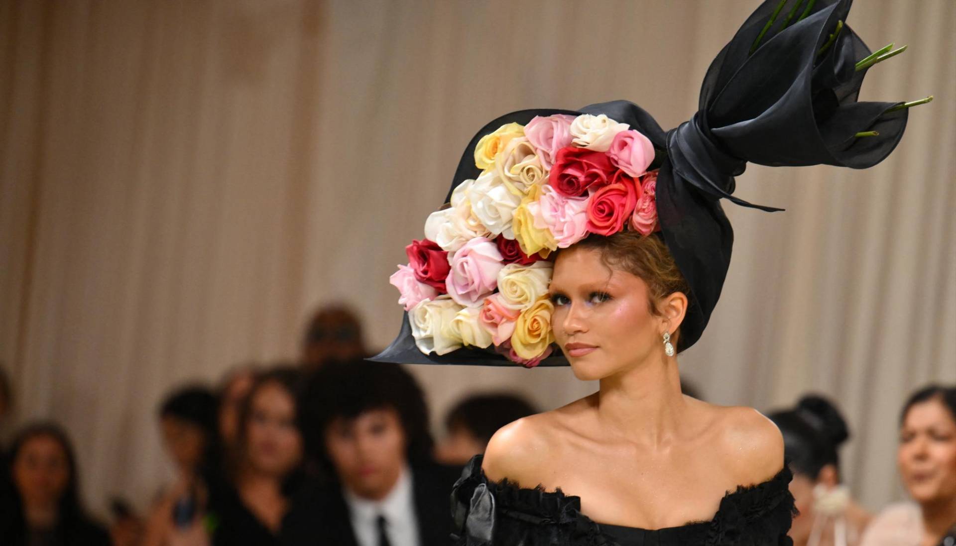 La actriz completó su look con un tocado floral de Alexander McQueen de su colección Primavera-Verano 2007 y maquillaje natural.