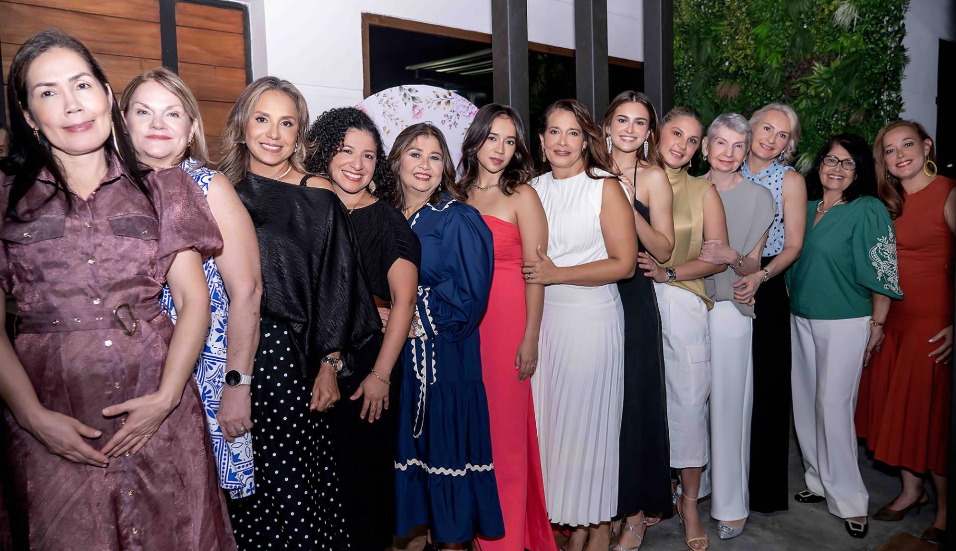 Blanca Turcios, Pita Wilson, Wanda de Mainardi, Alison Santos, Eva Pineda, Natalia Naveda, Claudia Metzgen, Ana Irías, Daniela Mainardi, Susana Mainardi, Carla Mainardi, Carmen Metzgen y Cinthia Metzgen.