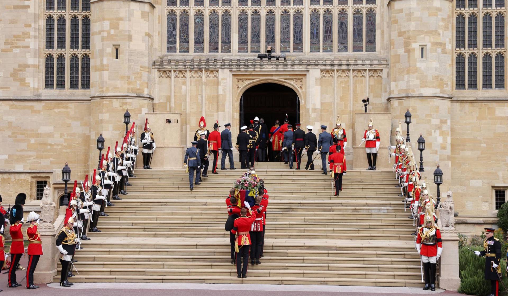 El féretro de la reina Isabel II es ingresado a su destino final en la capilla de St George, donde sus restos descansarán junto a los de su esposo y de históricos miembros de la realeza. (Photo by RICHARD POHLE / POOL / AFP)