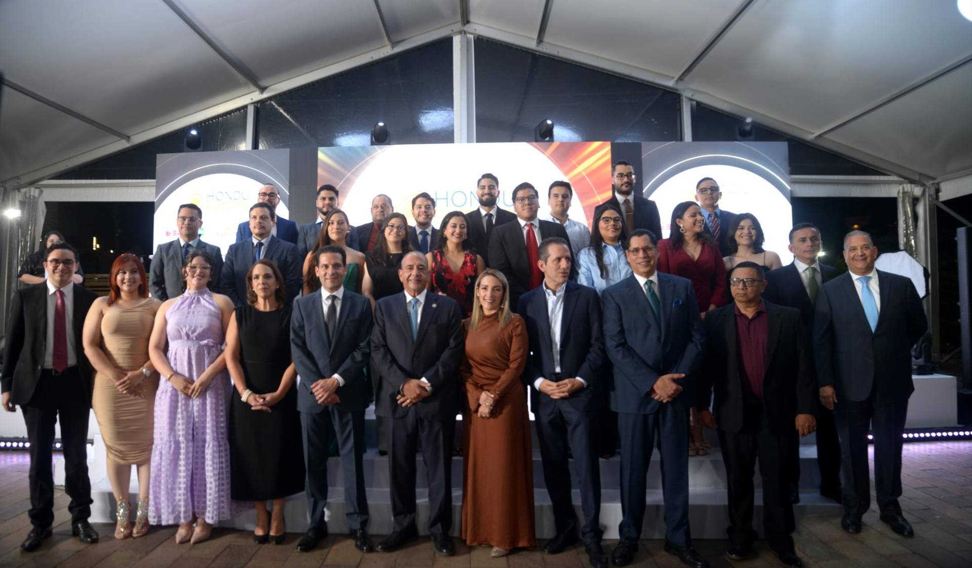 Empresas hondureñas invierten en el futuro: HonduFuturo beca a 32 jóvenes para estudios de posgrado en el exterior