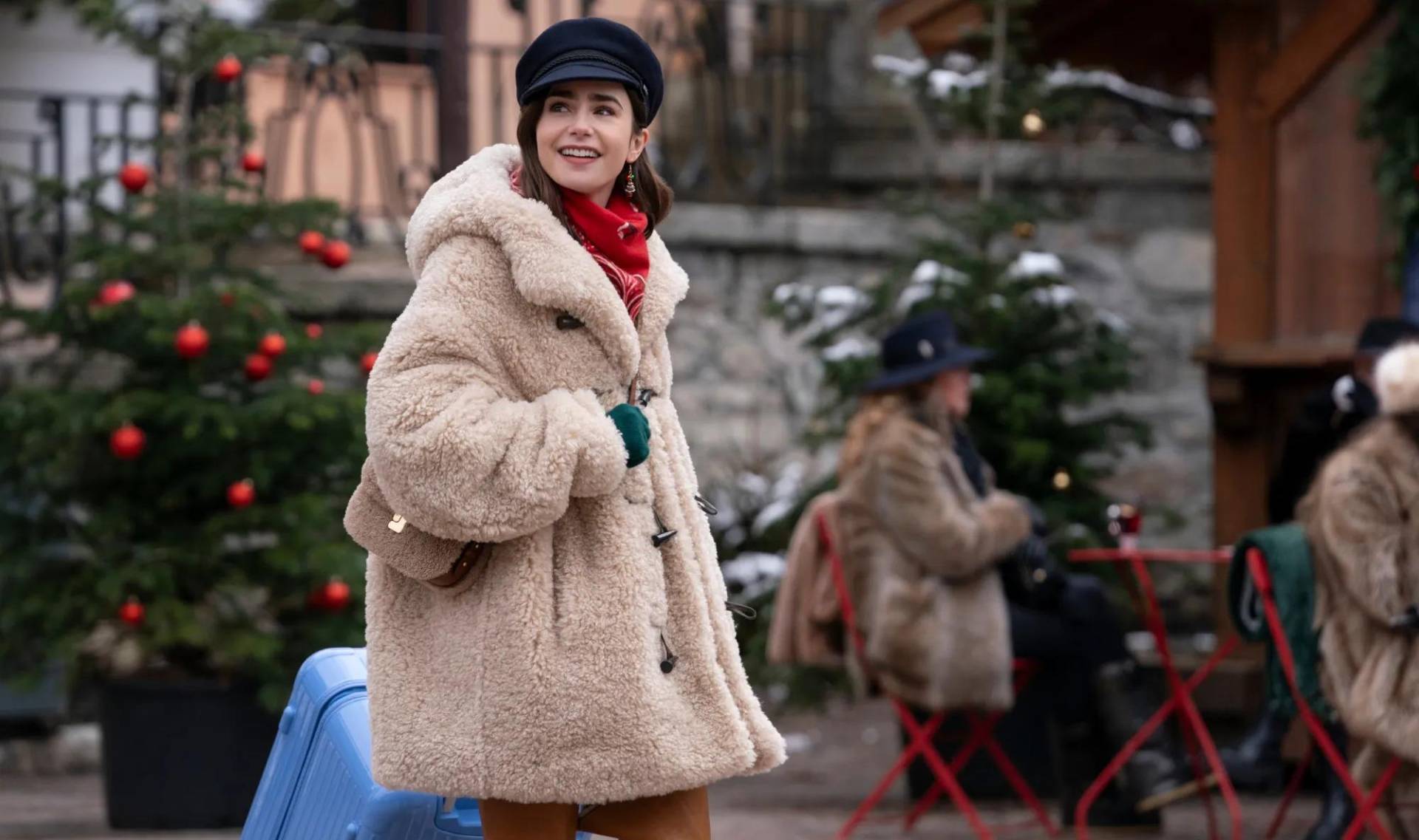 <b>Netflix - Emily in Paris (temporada 4) - 15 de agosto</b>La cuarta entrega arranca con Emily enamorada de dos hombres, Gabriel a punto de ser padre con su ex y Alfie lidiando con que sus peores miedos se hayan confirmado. La química entre la protagonista y el chef sigue siendo innegable cuando vuelven a trabajar juntos por la estrella Michelín, pero dos grandes secretos amenazan con acabar con todo lo que han soñado. 