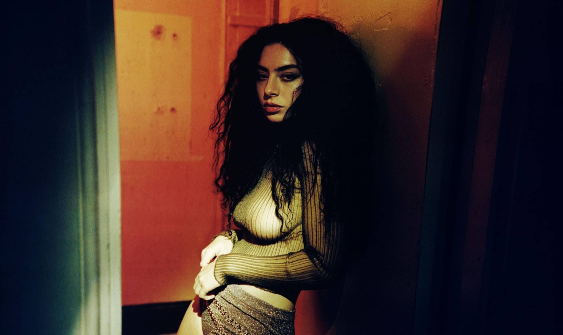 <b>Charli XCX</b> Con <i>Brat</i>, su disco más experimental hasta la fecha, la británica reafirma su influencia en la música electrónica y el hyperpop.