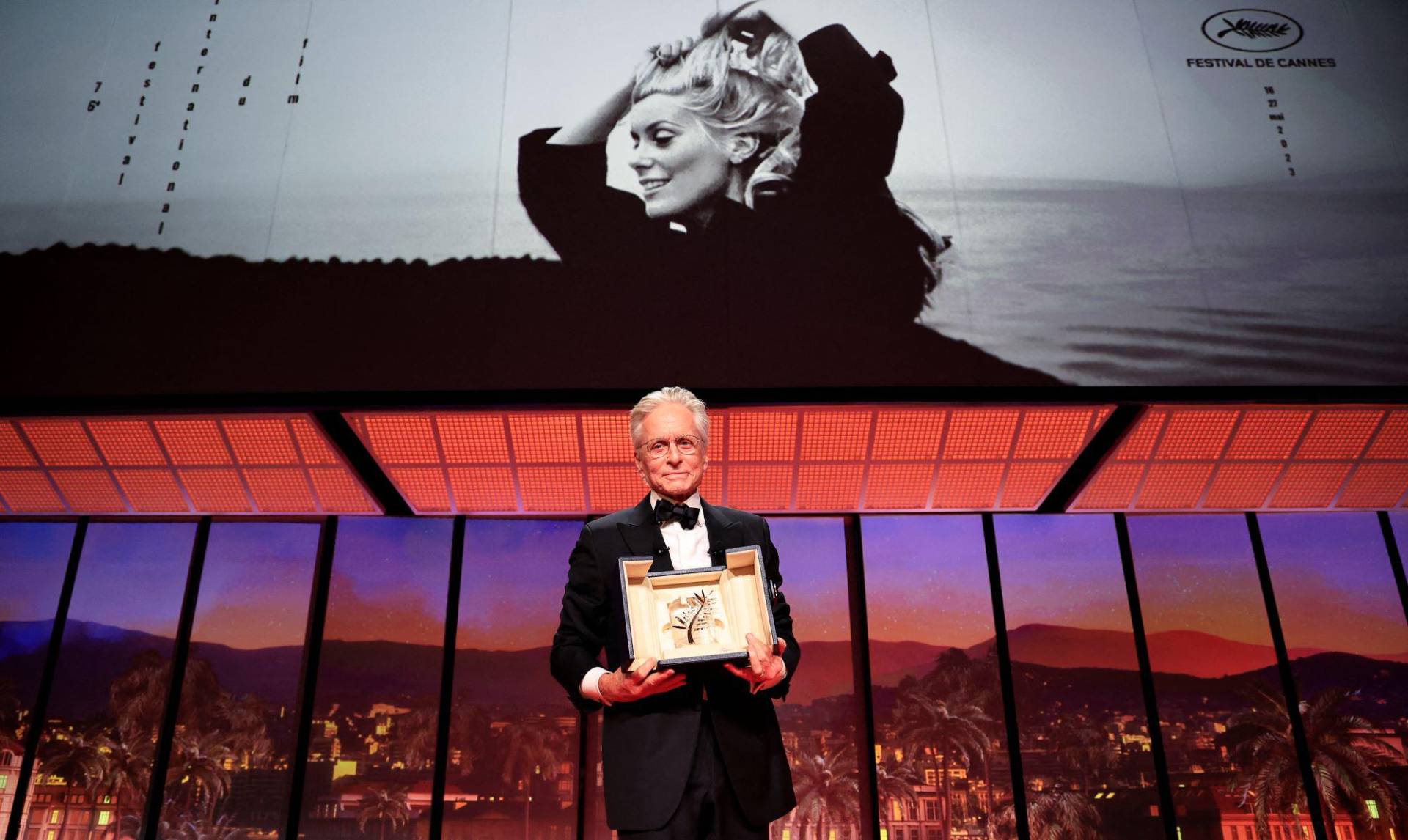 “Me pregunto cómo he podido durar tanto tiempo”, dijo la estrella Michael Douglas al recibir la Palma de Oro honorífica en el Festival de Cannes 2023, ante una sala rendida a sus pies. “Qué abrazo!”, afirmó ante un público que no dejaba de aplaudirlo.
