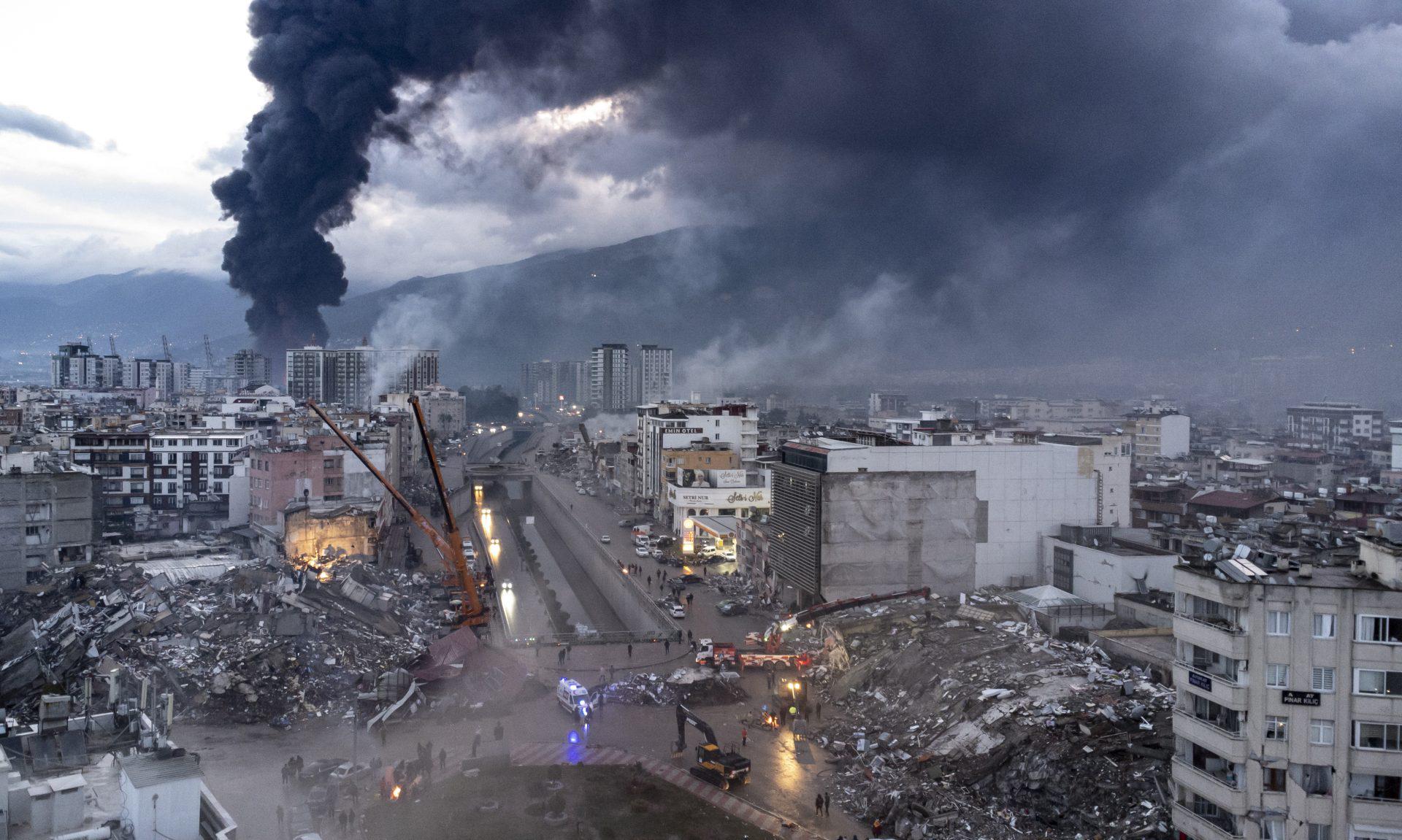 El trágico terremoto que sacudió la región entre Turquía y Siria en febrero, cobrando la vida de más de 50,000 personas, junto con los huracanes Hilary e Idalia, destacan como eventos devastadores que marcaron un periodo de desafíos naturales significativos en el 2023.