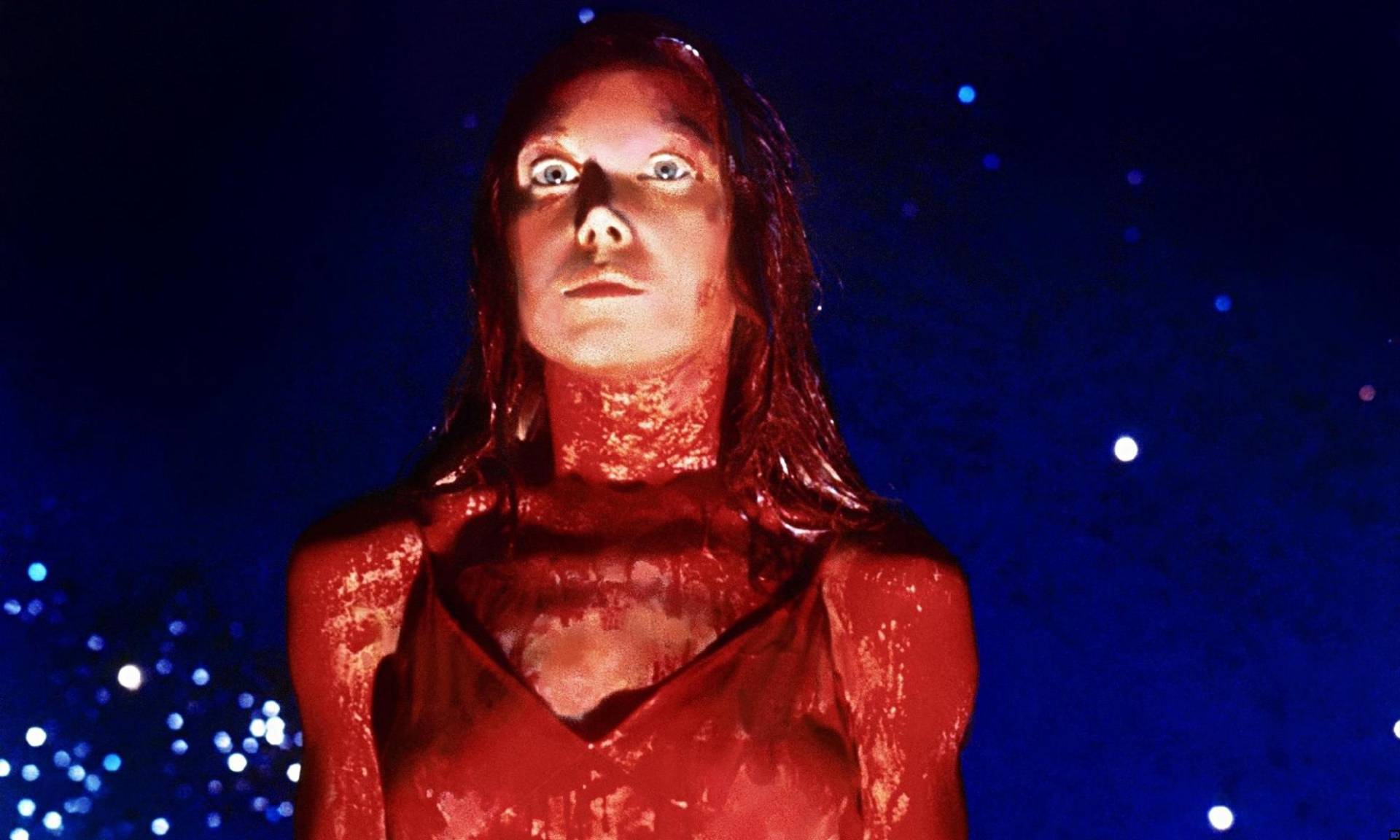 <b>Carrie (1976)</b>Cansada de las represiones de su madre y las humillaciones de sus compañeros de escuela, una joven desarrolla poderes sobre naturales y comienza su venganza.