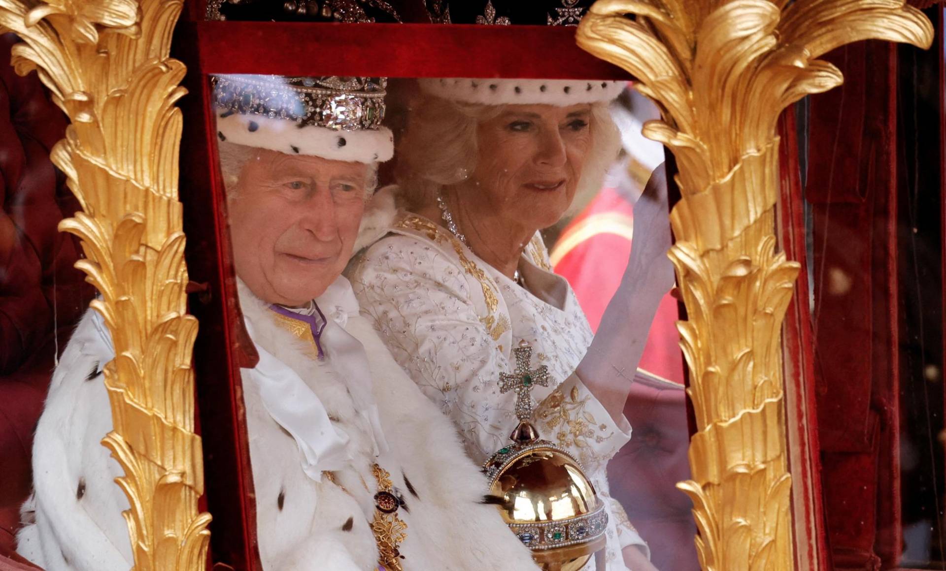 Carlos III y Camila durante el recorrido de la procesión que abarca 2.1 kilómetros de las principales calles de Londres