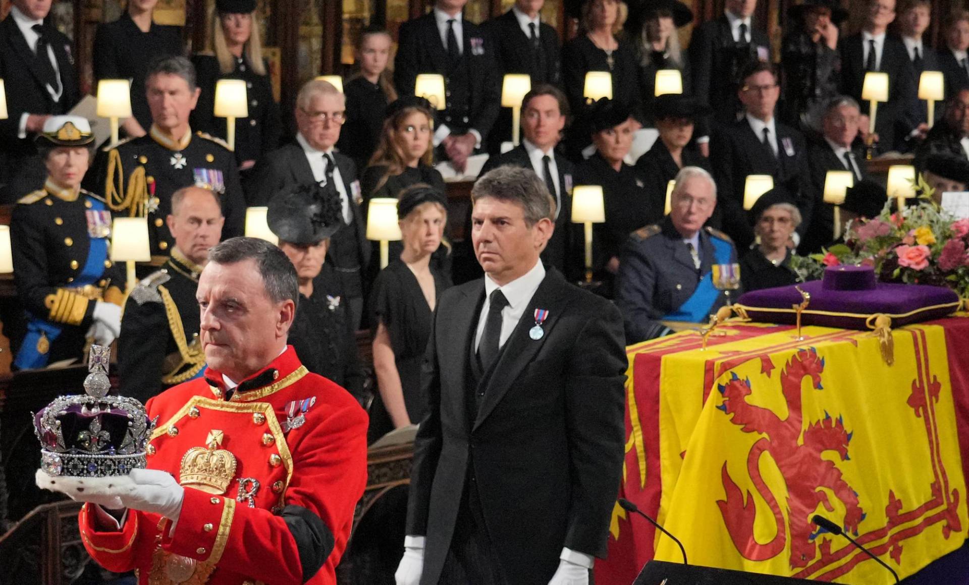 Momento en que se retiran el cetro, la corona y el orbe que estaban depositados sobre el féretro de Isabel II y que son símbolo del poder, la monarquía y la cabeza de la iglesia anglicana. (Photo by Jonathan Brady / POOL / AFP)
