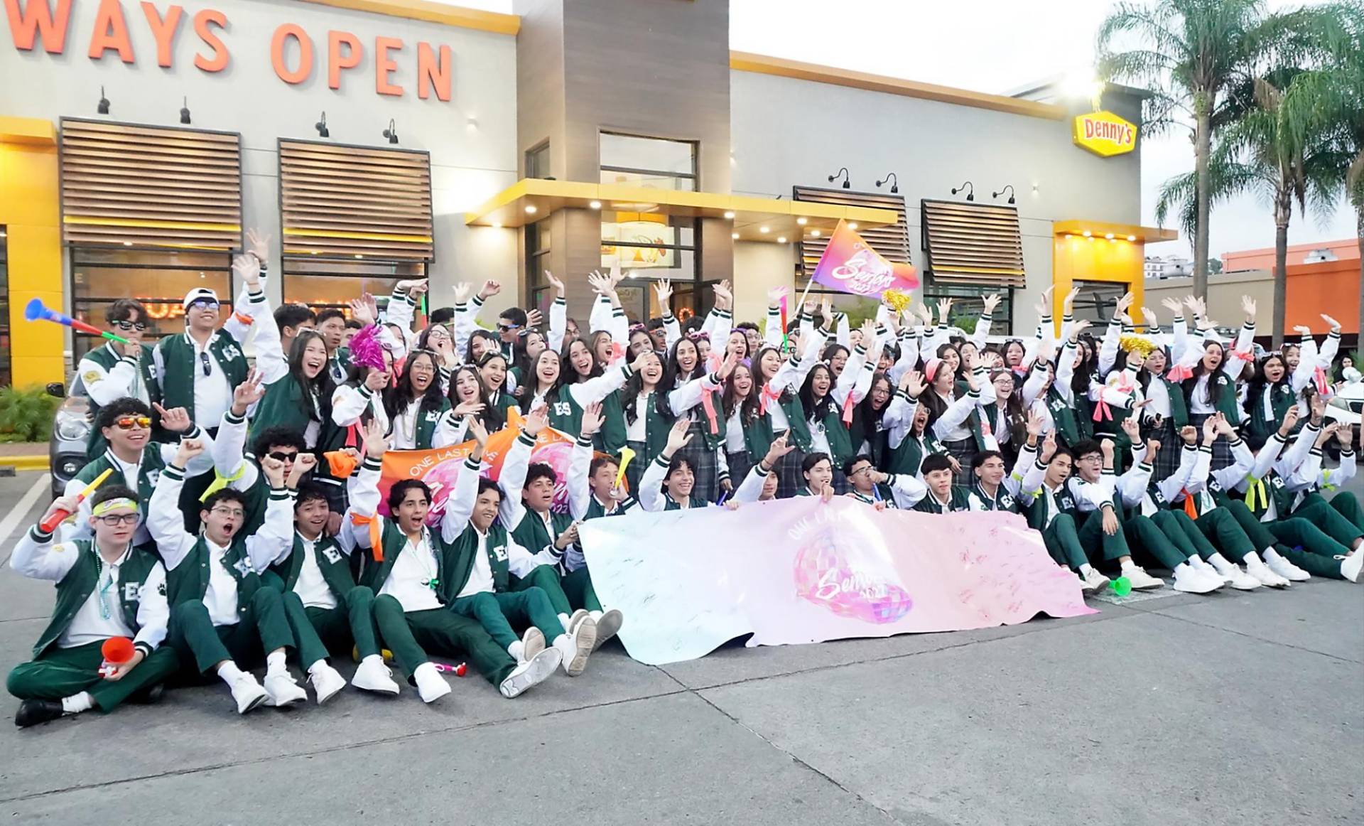 Con toda la energía, estilo y emoción que los caracteriza, los Seniors 2027 de Elvel School hicieron su entrada triunfal en el tradicional Senior Entrance, convirtiendo el inicio de este último año escolar en una verdadera celebración. Entre gritos, risas, música, abrazos y mucha actitud, los estudiantes comenzaron a escribir las primeras páginas de un año que promete ser inolvidable.