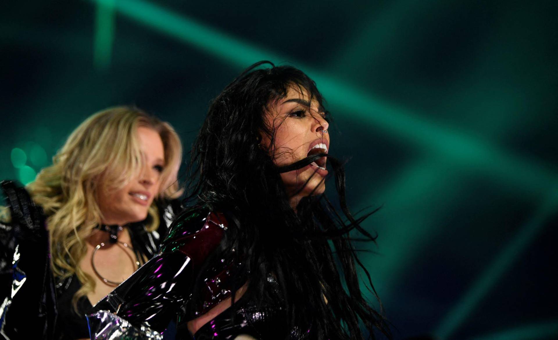 Con la cabellera negra y suelta y un make up gótico, Danna derrochó energía en el escenario