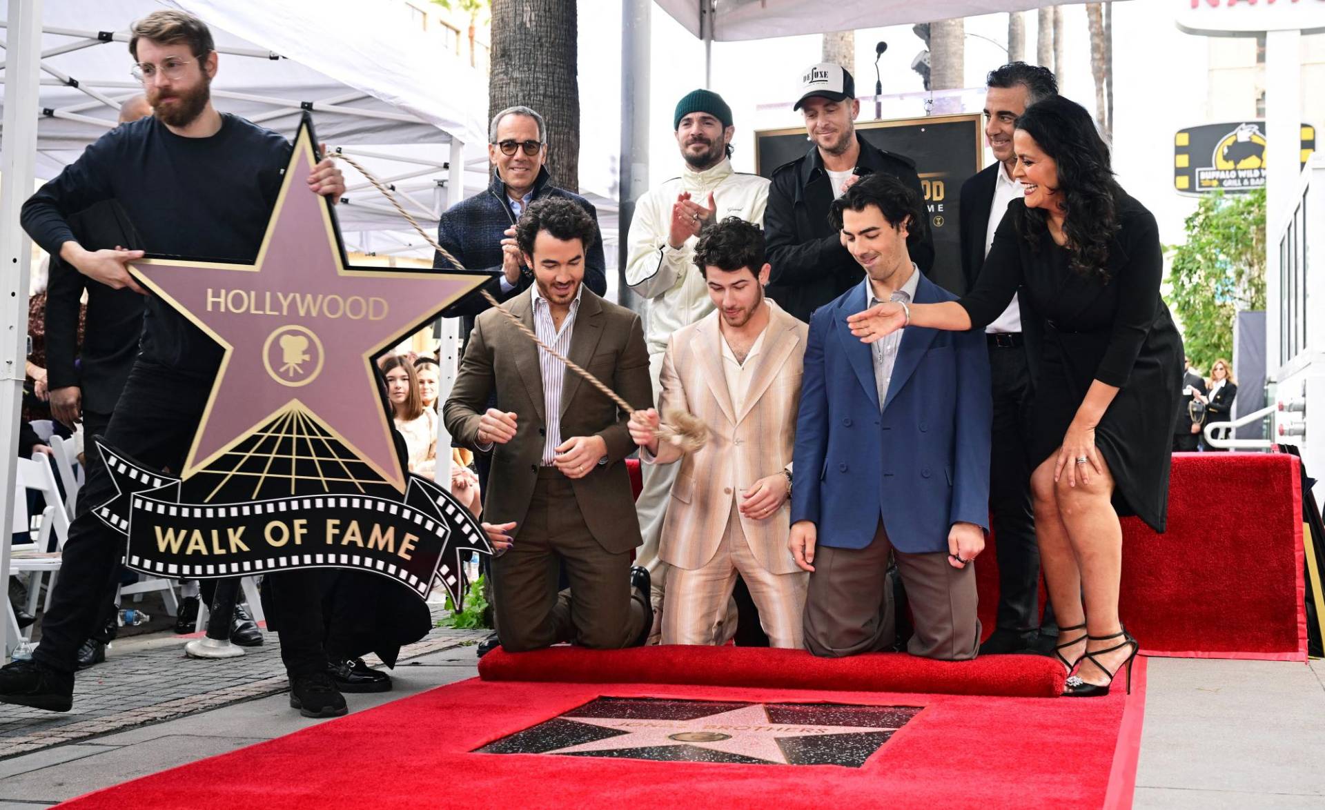 Los hermanos develan orgullosos su estrella en el Paseo de la Fama, ubicada a lo largo de Hollywood Boulevard y Vine Street