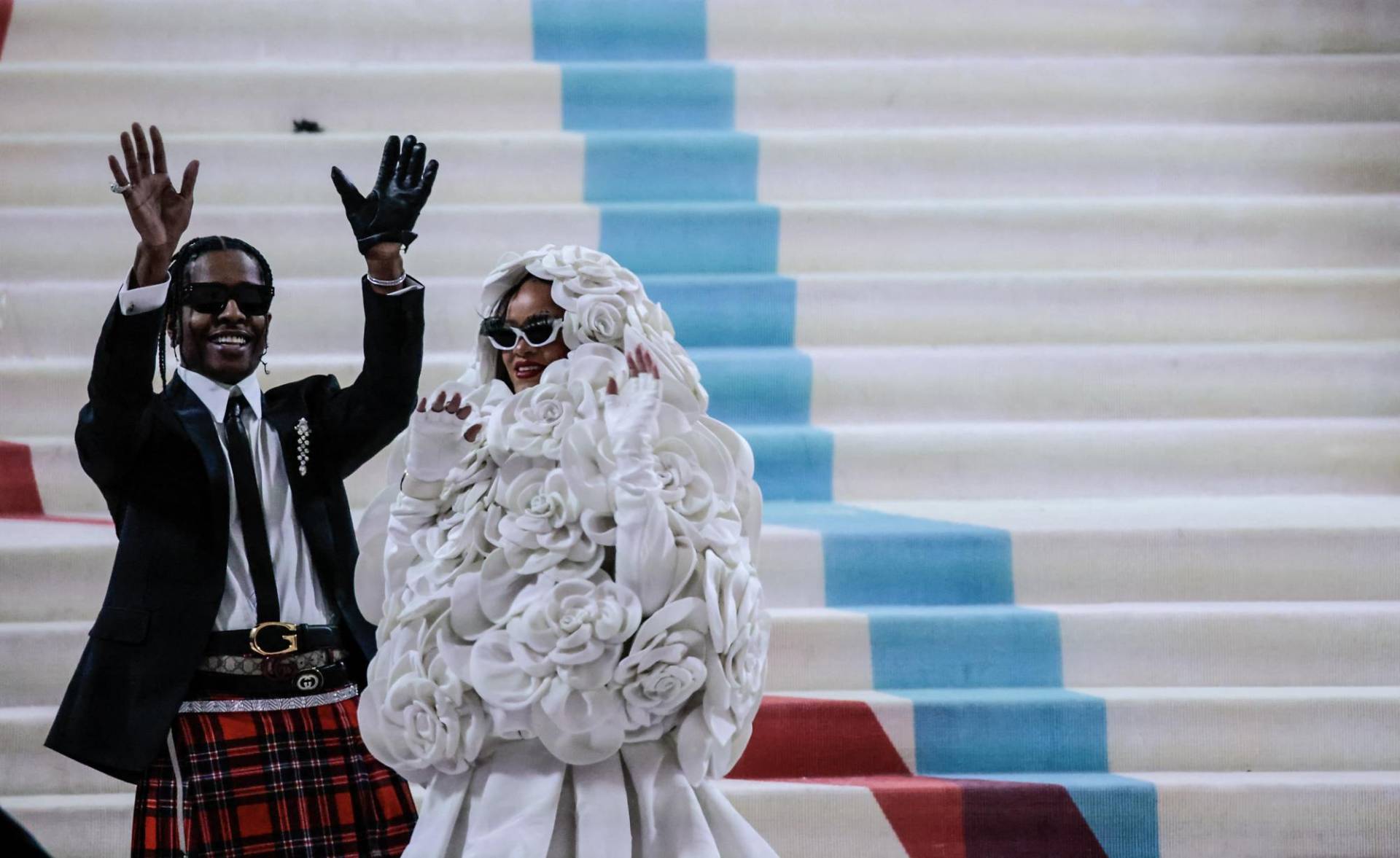 ASAP Rocky, vestido de Gucci, saluda al público junto a Rihanna quien reveló uno de los diseños más anticipados de la gala. 