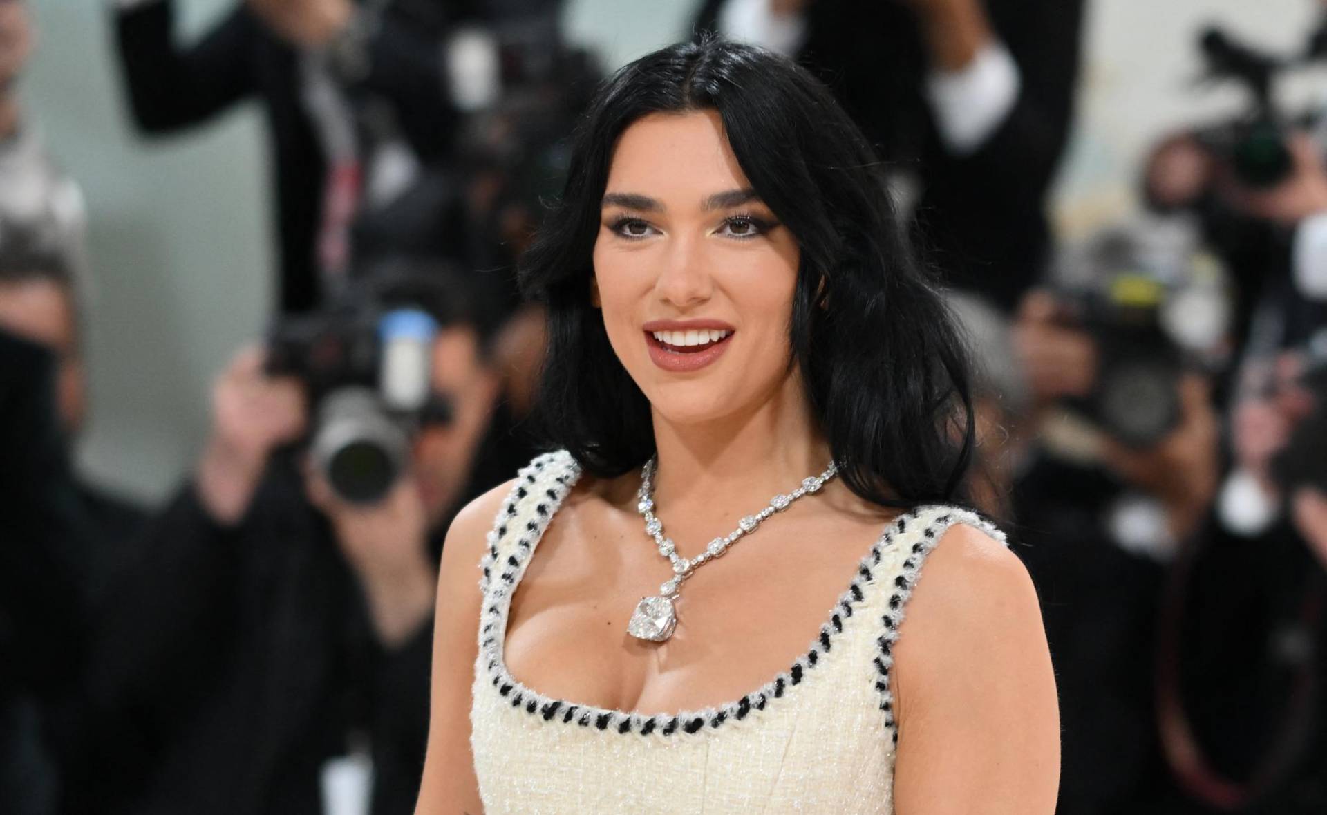 La cantante inglesa Dua Lipa accesorizo su vestido con un necklace de Tiffany &amp; Co