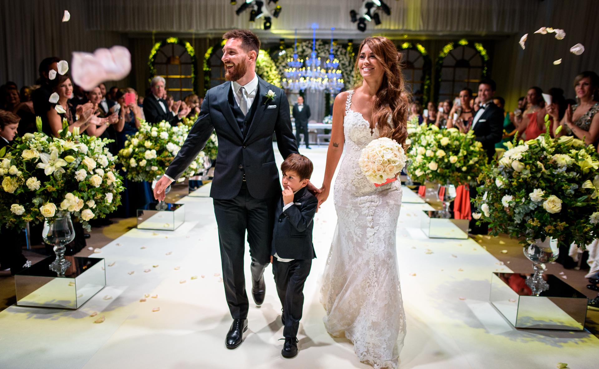 El 30 de junio de 2017, Lionel y Antonella se trasladan a su ciudad natal, Rosario, para contraer matrimonio. Allí, oficialmente se convierten en el señor y la señora Messi. La boda se celebró en el hotel City Center Rosario, donde acudieron 260 invitados para acompañar a la bella pareja