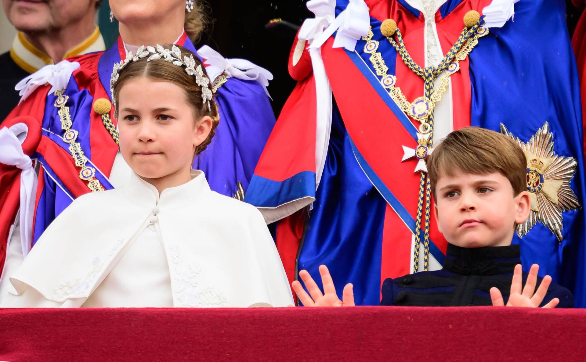 La princesa Charlotte y su hermano Luis durante el saludo desde Buckingham Palace