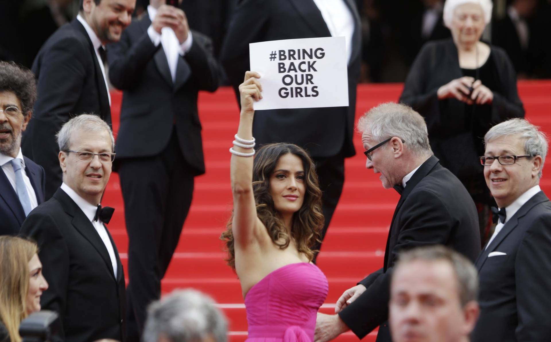 <b>#BringBackOurGirls </b>es un movimiento nigeriano que surge luego de que el grupo islamista Boko Haram atacara un internado femenino en Chibok, secuestrando a más de 200 niñas en 2014. Los activistas por los Derechos Humanos en el país y cientos de mujeres se unieron para protestar contra el gobierno y presionarlo para que regresaran a las menores. 