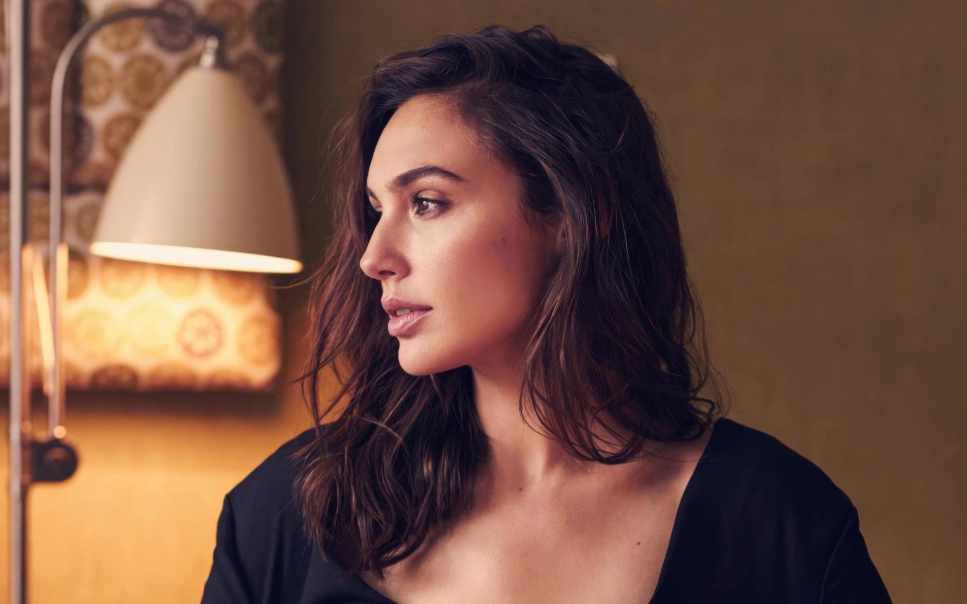 <b>Gal Gadot</b>La actriz y modelo se destacó como una de las primeras personalidades de Hollywood en abordar este tema sensible. A través de una conmovedora publicación en su cuenta de Instagram, expresó que su corazón se encontraba profundamente afligido.La estrella detrás de La Mujer Maravilla compartió un enlace para brindar apoyo a aquellos que han experimentado pérdidas, mostrando su solidaridad y empatía. “Quien pueda, y quiera donar, la vida de estos pueblos cambió para siempre ayer. Han perdido mucho y necesitan ayuda. Solo si puedes”, escribió.