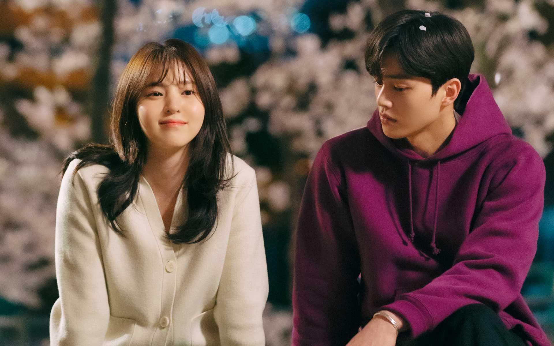 <b>Nevertheless</b>Esta serie sigue la relación entre Yu Na Bi y Park Jae Uhn, dos estudiantes universitarios que tienen puntos de vista opuestos sobre el amor y las relaciones. A medida que se involucran emocionalmente, deben enfrentar los desafíos de mantener una relación en medio de sus diferencias.