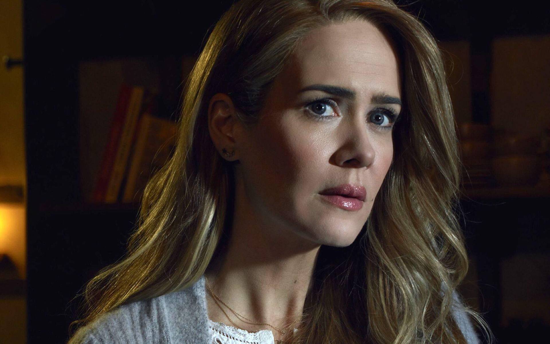 American Horror Story, temporada 13. La antología de terror de Ryan Murphy vuelve con una nueva temporada dispuesta a llevarnos, una vez más, por los rincones más oscuros de la imaginación. Como siempre, podemos esperar una historia independiente, atmósferas inquietantes y una buena dosis de horror. La temporada 13 llega el 25 de septiembre a Disney+.