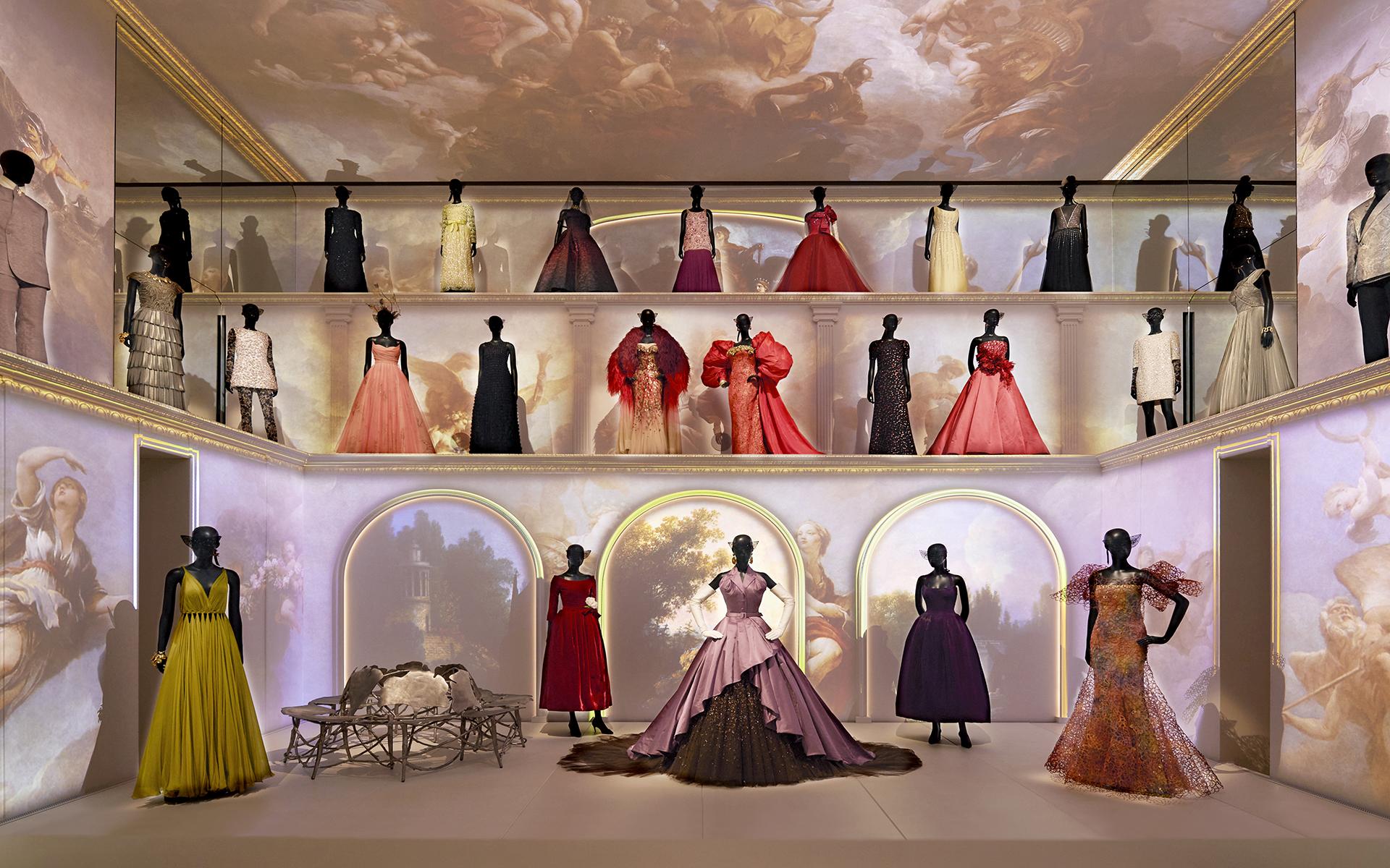  <b>La Galerie Dior de París.</b>La galería Dior es una exposición inmersiva. Ubicada en el edificio histórico de Dior, ha presentado exposiciones que resumen la rica historia de la casa de la moda, con materiales de archivo, prendas rotativas y siempre una nueva forma de ver, las creaciones y el impacto de la maison. Además de exhibiciones permanentes, La Galerie Dior también alberga exposiciones temporales que exploran diversos aspectos del universo Dior, desde la influencia del arte y la cultura hasta la innovación en la moda y la alta costura.